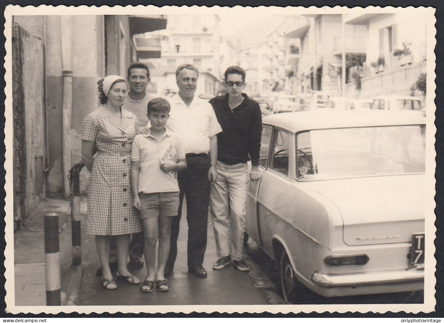 Sanremo (IM) 1966 - Famiglia In Posa Lungo Una Via - Fotografia D'epoca - Orte