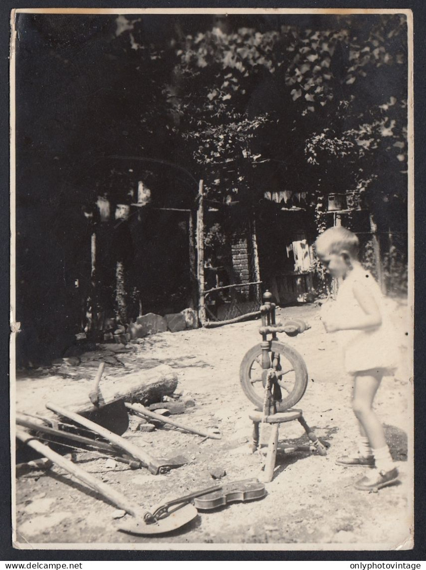 Ragazzo In Cortile Con Filatoio Ad Alette E Violino - 1930 Foto D'epoca - Orte