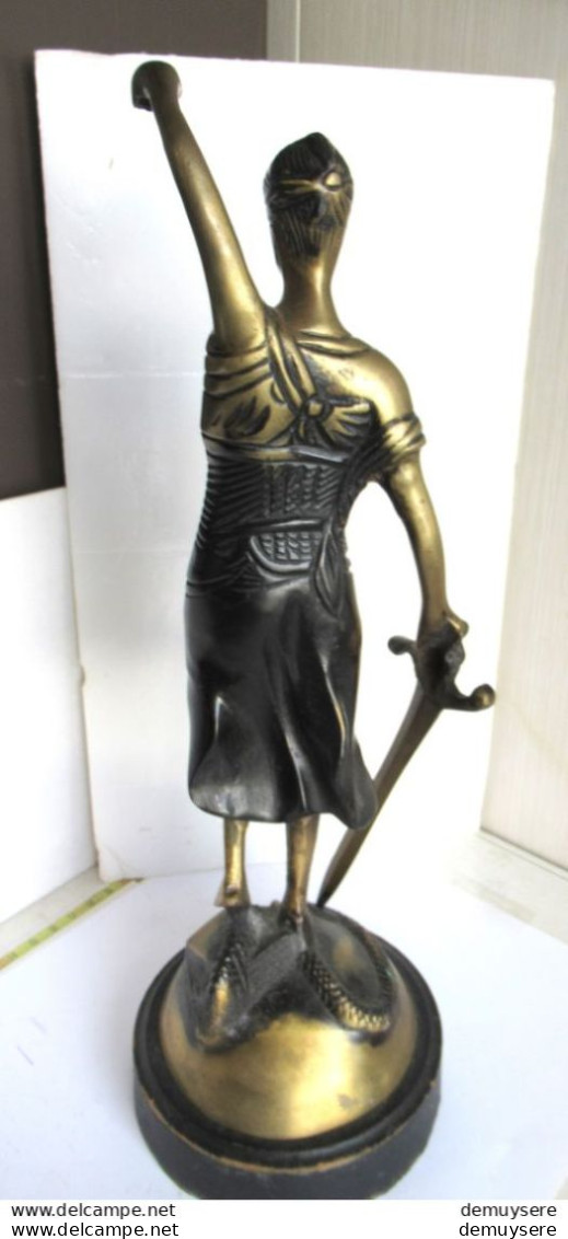 0404 16 -kas -30-15 - Vrouwe Justitia -WEEGSCHAAL ONTBREEKT - Lady Justice - LA BALANCE MANQUE - 32 CM -  1142 GRAM - Bronzes