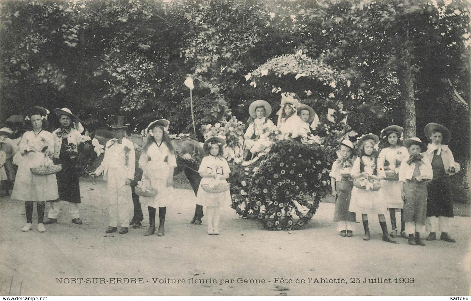 Nort Sur Erdre * Voiture Fleurie Par Ganne * Fête De L'ablette Le 25 Juillet 1909 * Cavalcade Mi Carême - Nort Sur Erdre