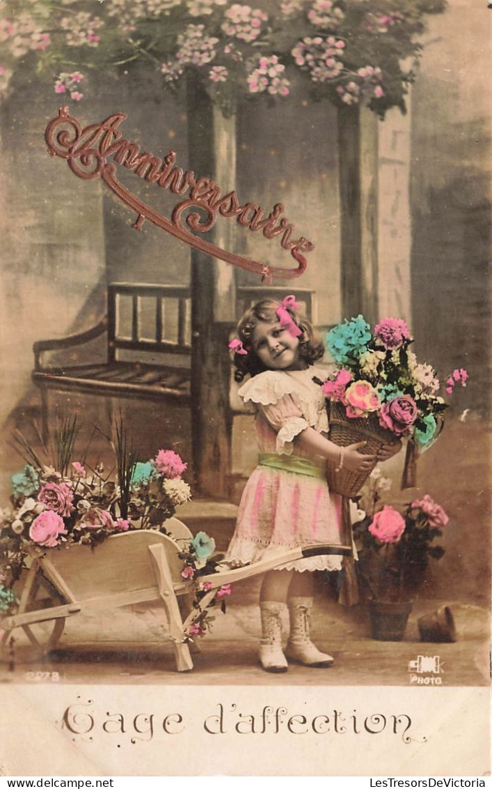 FETES - VOEUX - Anniversaire - Gage D'affection - Petite Fille - Bouquet De Fleur - Colorisé - Carte Postale Ancienne - Birthday