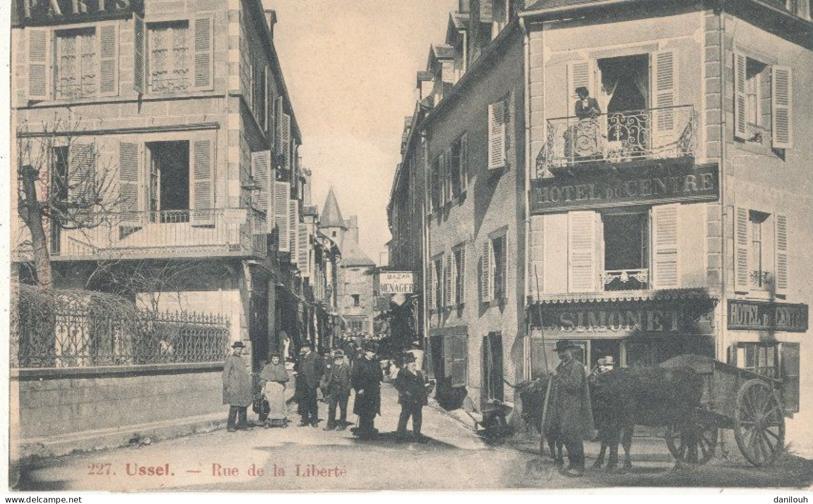 19 // USSEL   Rue De La Liberté  227 / Hotel Du Centre SIMONET / Attelage De Boeufs - Ussel