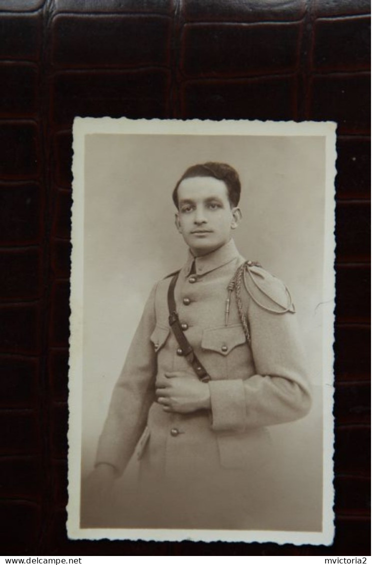 MILITARIA - Carte Photo D'un Soldat ( N° 1 Sur Le Col ). - Personen