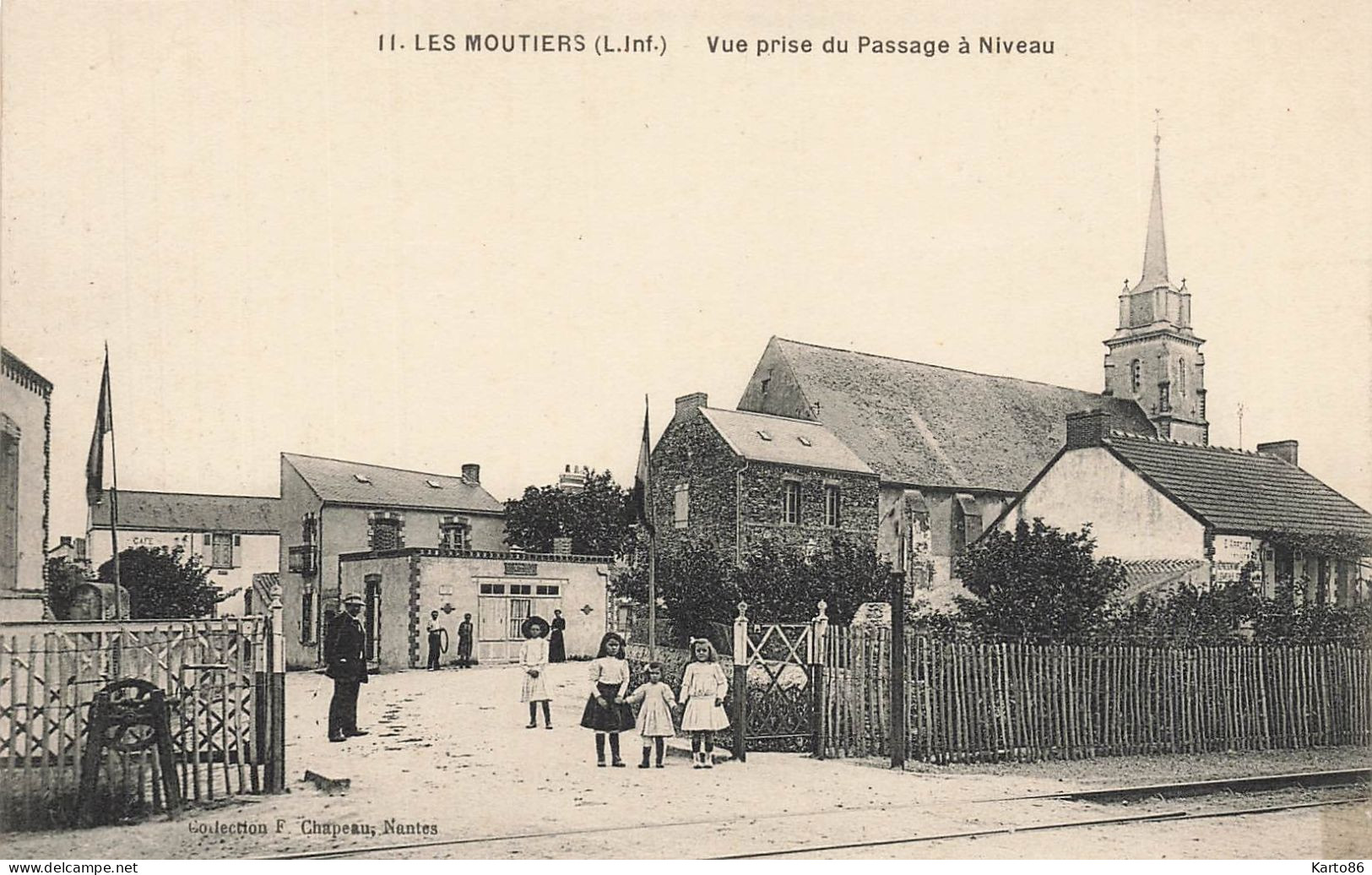 Les Moutiers En Retz * Rue , Vue Prise Du Passage à Niveau * Ligne Chemin De Fer * Villageois - Les Moutiers-en-Retz