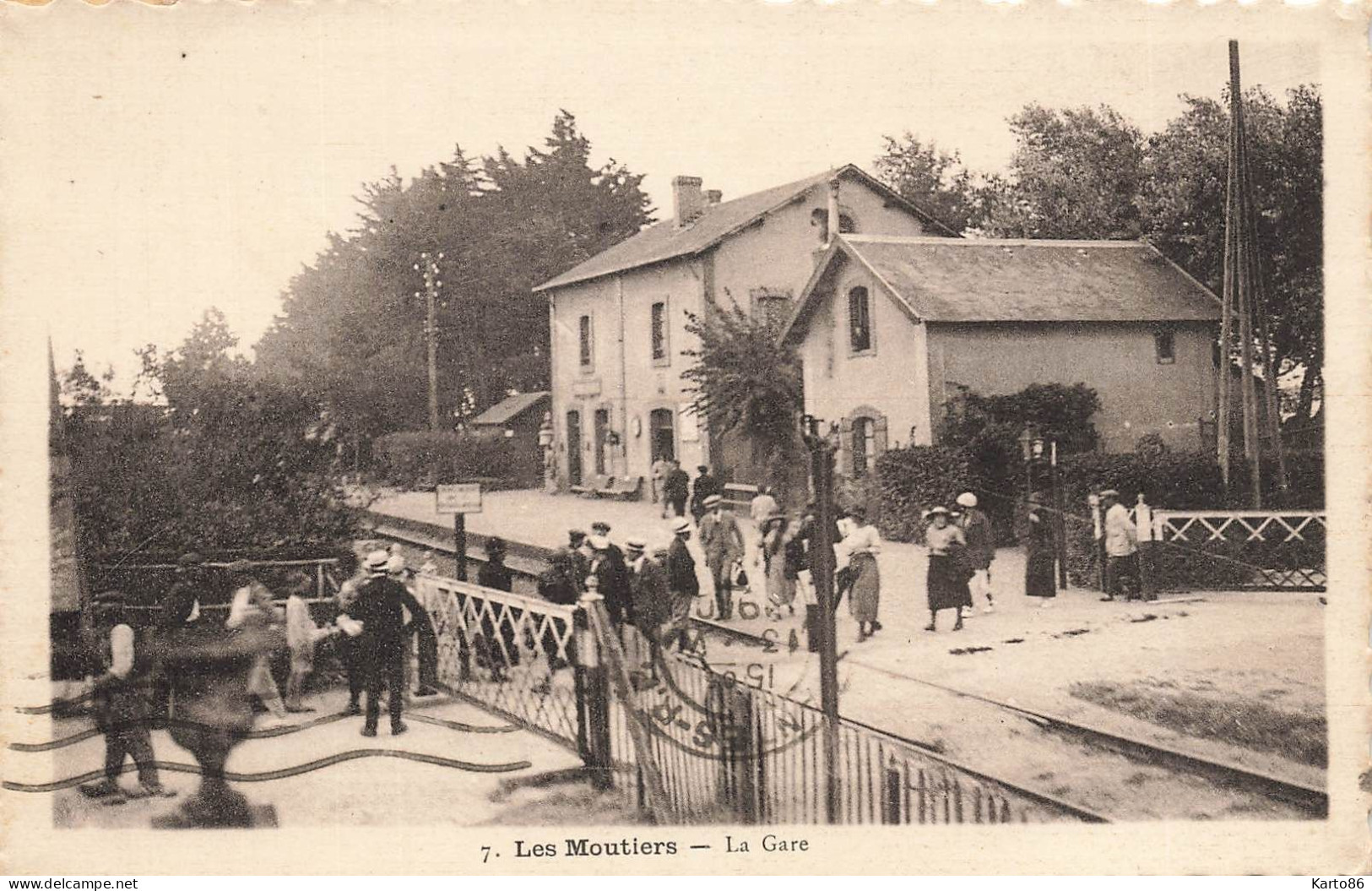 Les Moutiers En Retz * Vue Sur La Gare * Passage à Niveau * Ligne Chemin De Fer - Les Moutiers-en-Retz