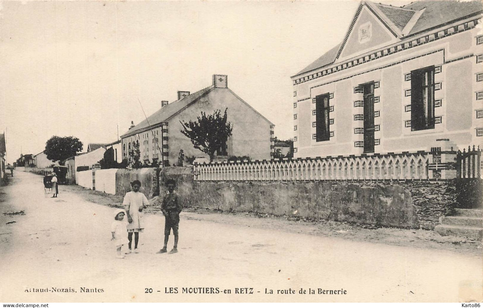 Les Moutiers En Retz * La Route De La Bernerie * école ? * Villageois - Les Moutiers-en-Retz