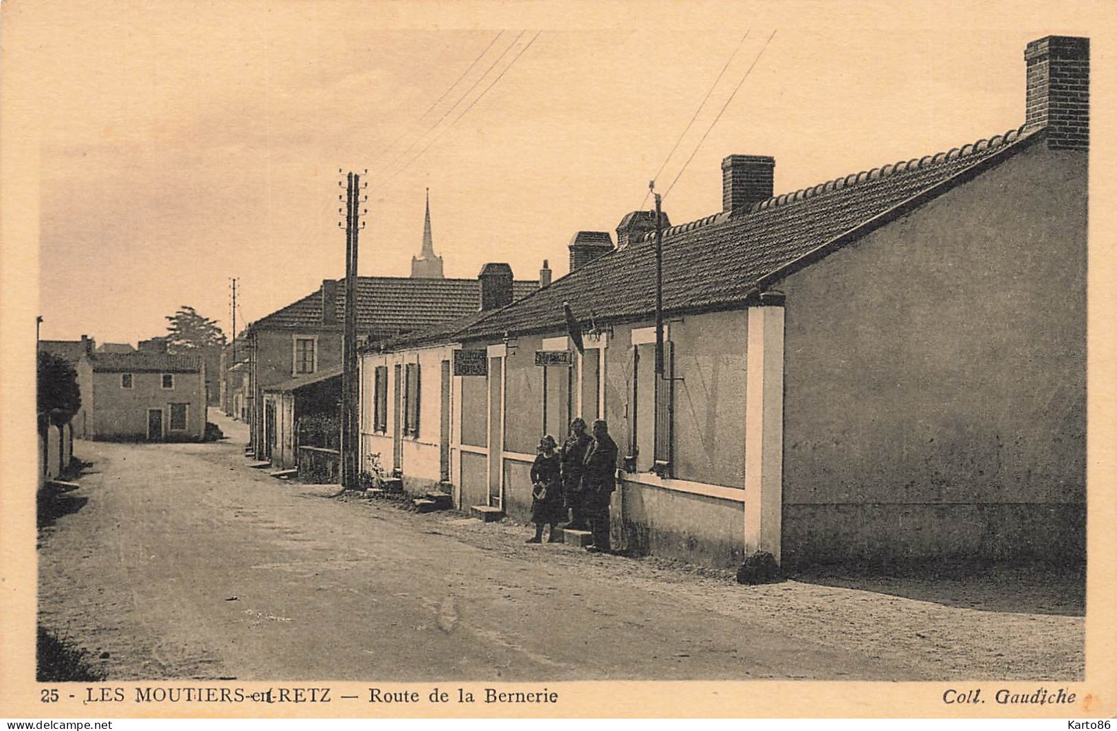 Les Moutiers En Retz * La Route De La Bernerie * Débit De Tabac Tabacs * Villageois - Les Moutiers-en-Retz