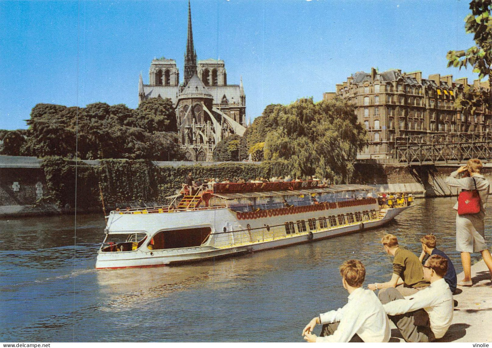 P-24-MOR-556 : PARIS  LE BATEAU-MOUCHE PRES NOTRE-DAME - La Seine Et Ses Bords