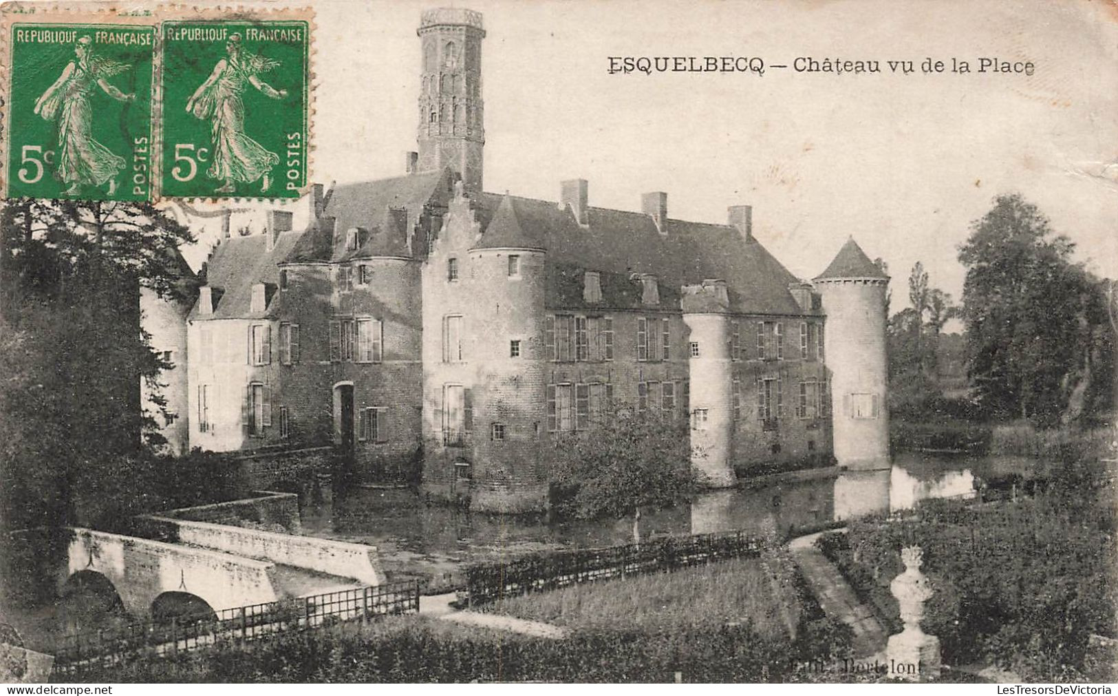 FRANCE - Esquelbecq - Vue Sur Le Château Vu De La Place - Vue Générale - De L'extérieure - Carte Postale Ancienne - Dunkerque