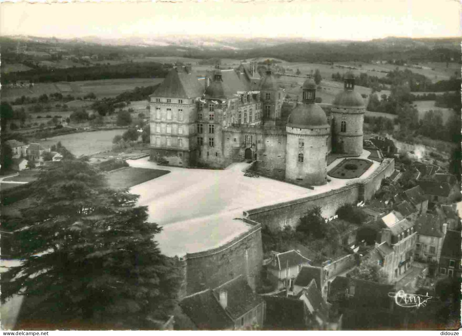 24 - Hautefort - Le Château - Vue Aérienne - Mention Photographie Véritable - Carte Dentelée - CPSM Grand Format - Voir  - Hautefort