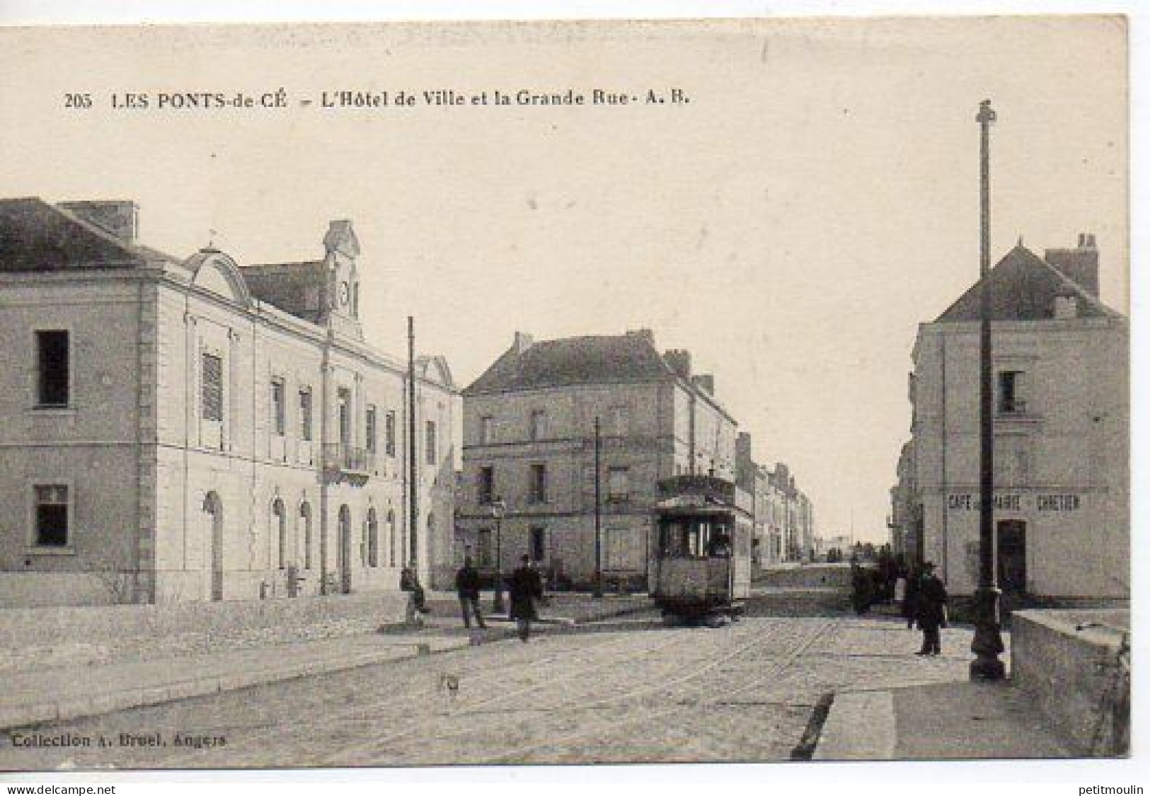 N°205, Les Ponts De Cé, L'hôtel De Ville Et La Grande Rue - Les Ponts De Ce