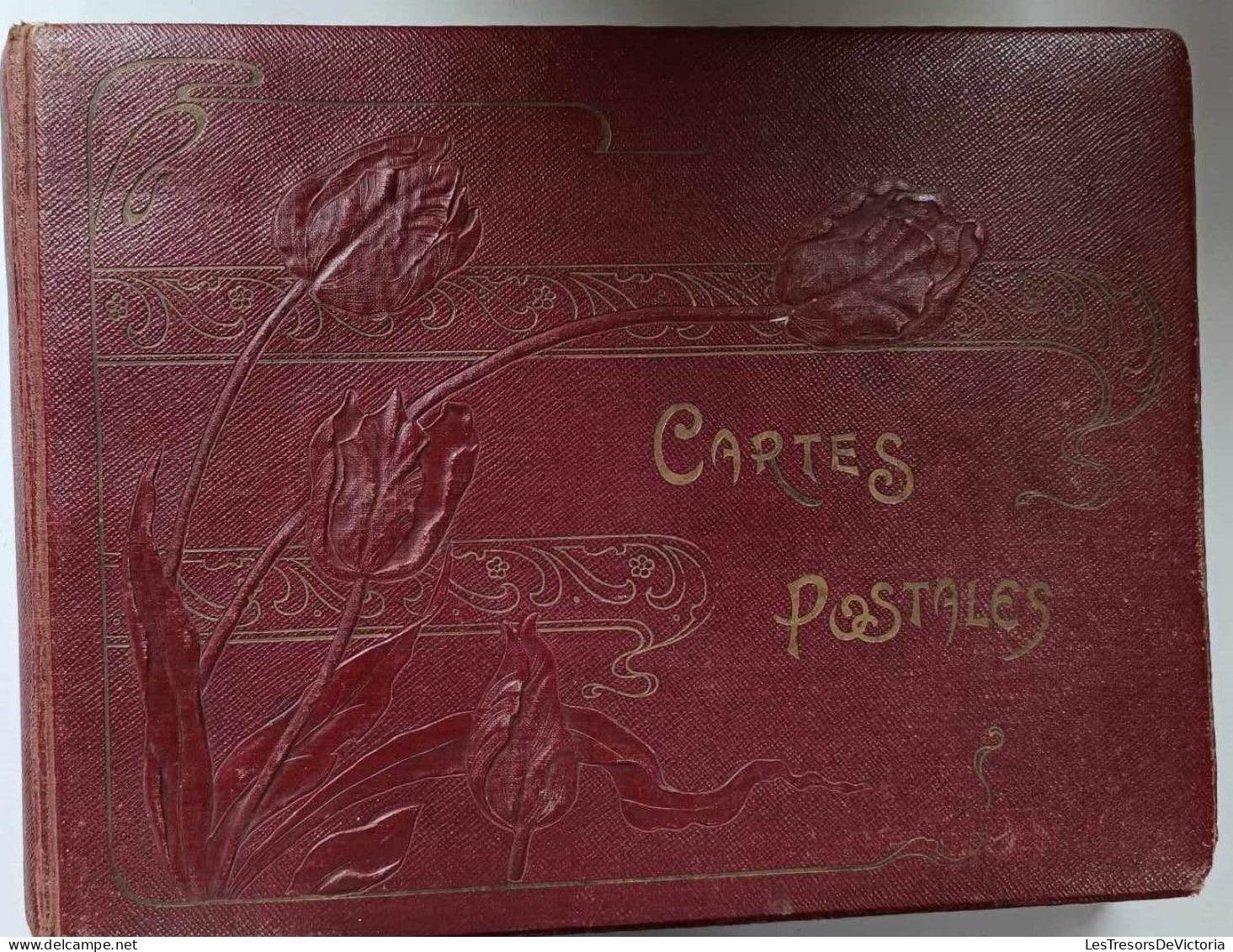 Album Pour Cartes Postales - Couverture Bordeau Décorée De Fleurs En Relief - Dim:37/28/7cm - Album, Raccoglitori & Fogli