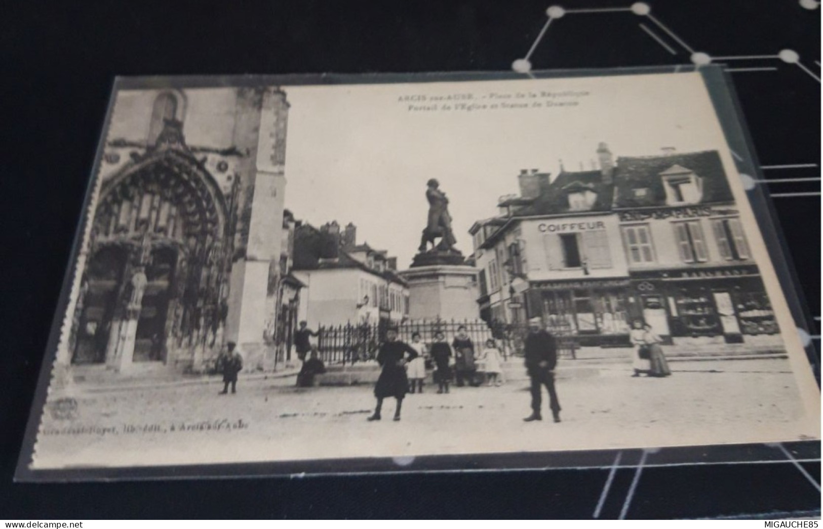 Carte   Postale   ARCIS SUR AUBE Place De La République Portail De L église Et Statue De D'anion - Arcis Sur Aube