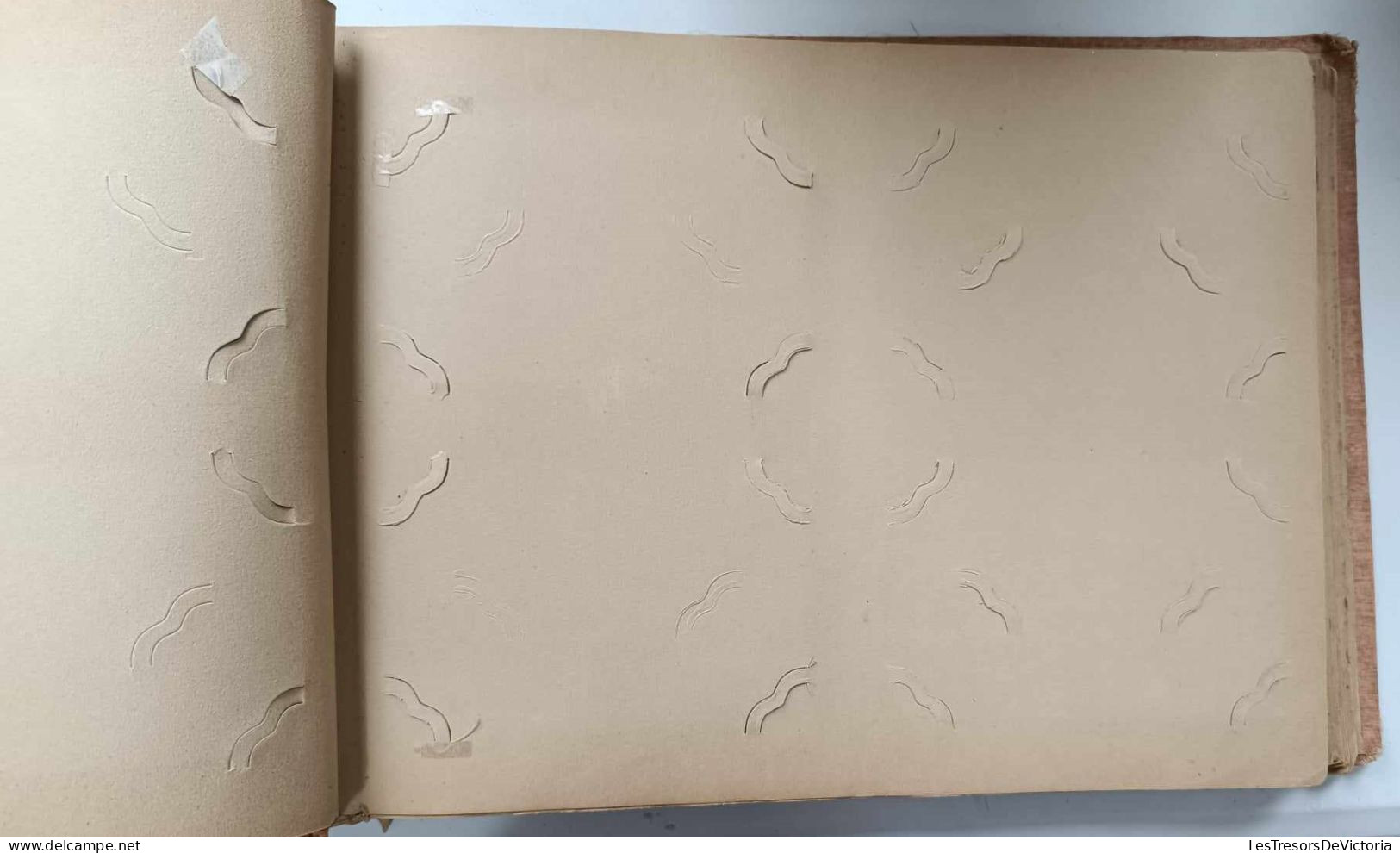 Album Pour Cartes Postales - Couverture Tissus Décorée De Fleurs - Dim:39/28/3cm - Alben, Binder & Blätter