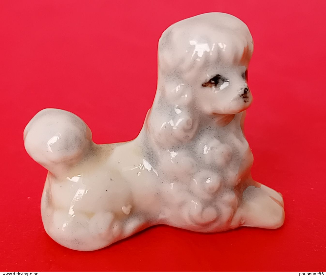 FEVE - FEVES -  "ANIMAUX" - TROU DESSOUS - CHIEN BICHON FRISÉ ? - Dieren