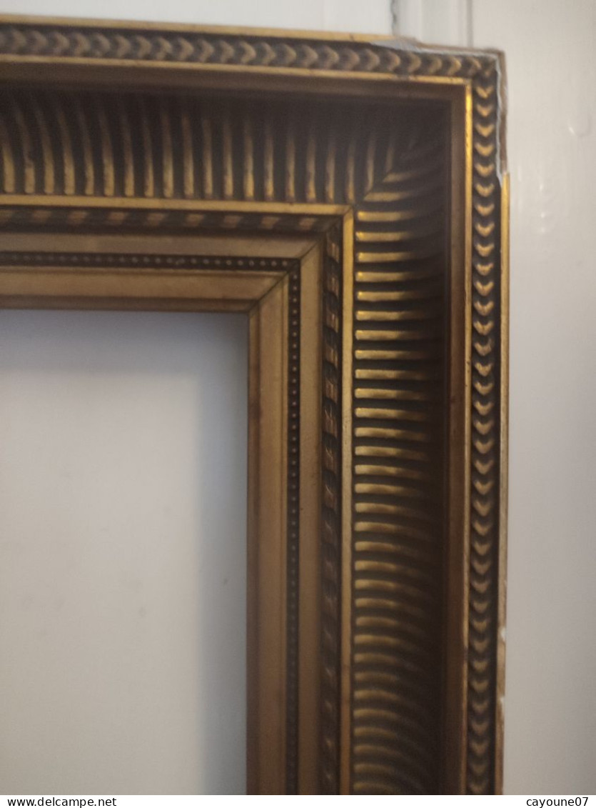 Ancien cadre à canaux bois stuqué doré 57 x 69 cm rangs de perles et godrons