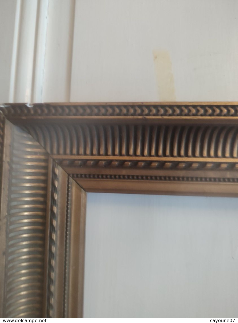 Ancien cadre à canaux bois stuqué doré 57 x 69 cm rangs de perles et godrons