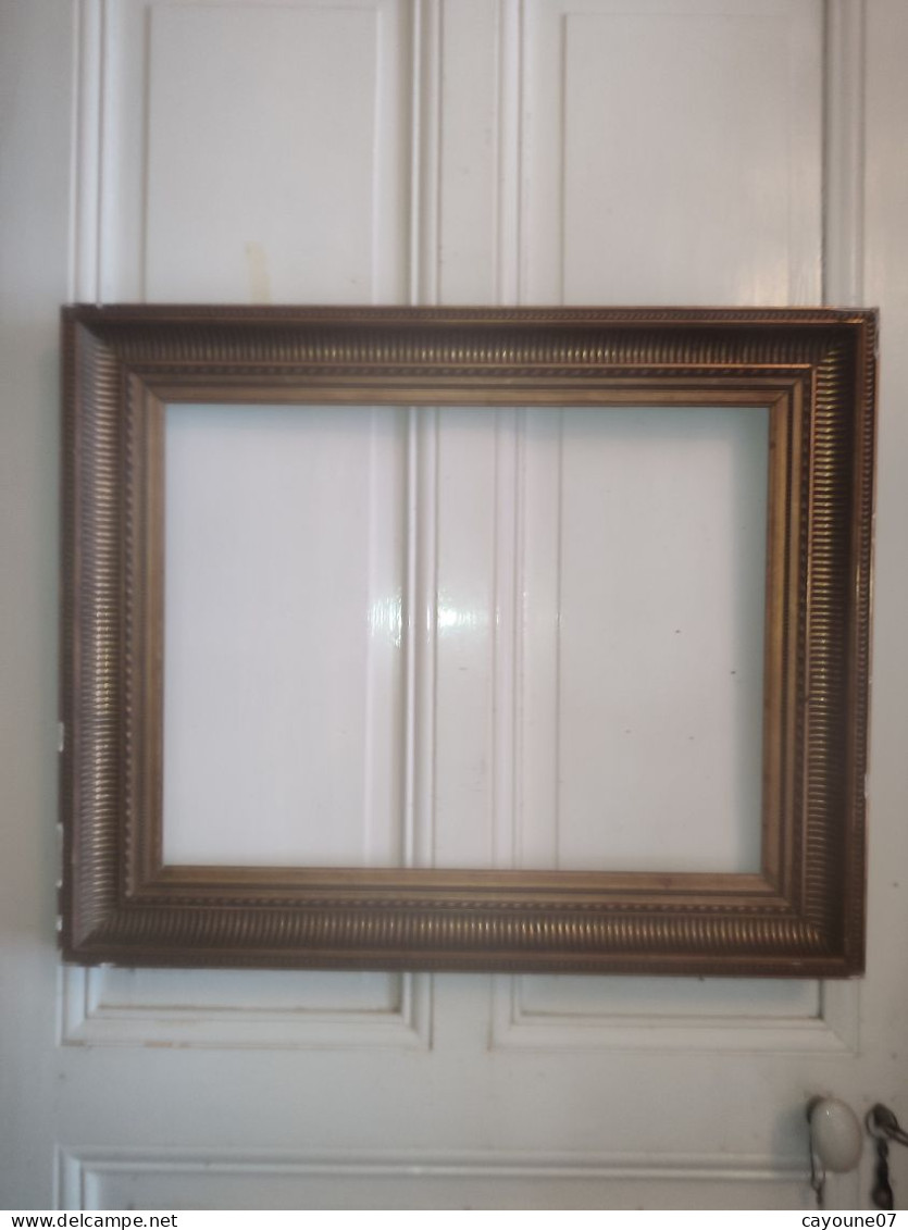 Ancien cadre à canaux bois stuqué doré 57 x 69 cm rangs de perles et godrons