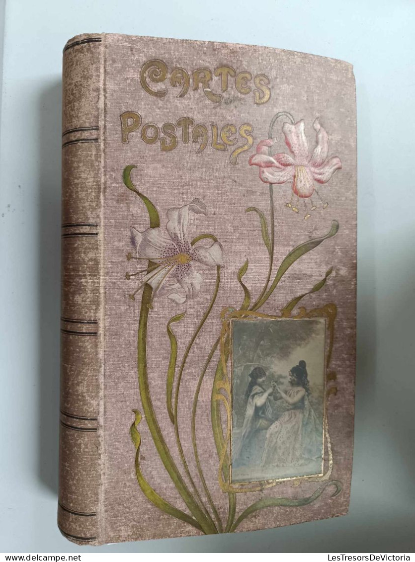 Album Pour Cartes Postales - Couverture Tissus Décor Fleurs Et Carte Postale Deux Femmes - Dim38/25/5cm - Alben, Binder & Blätter