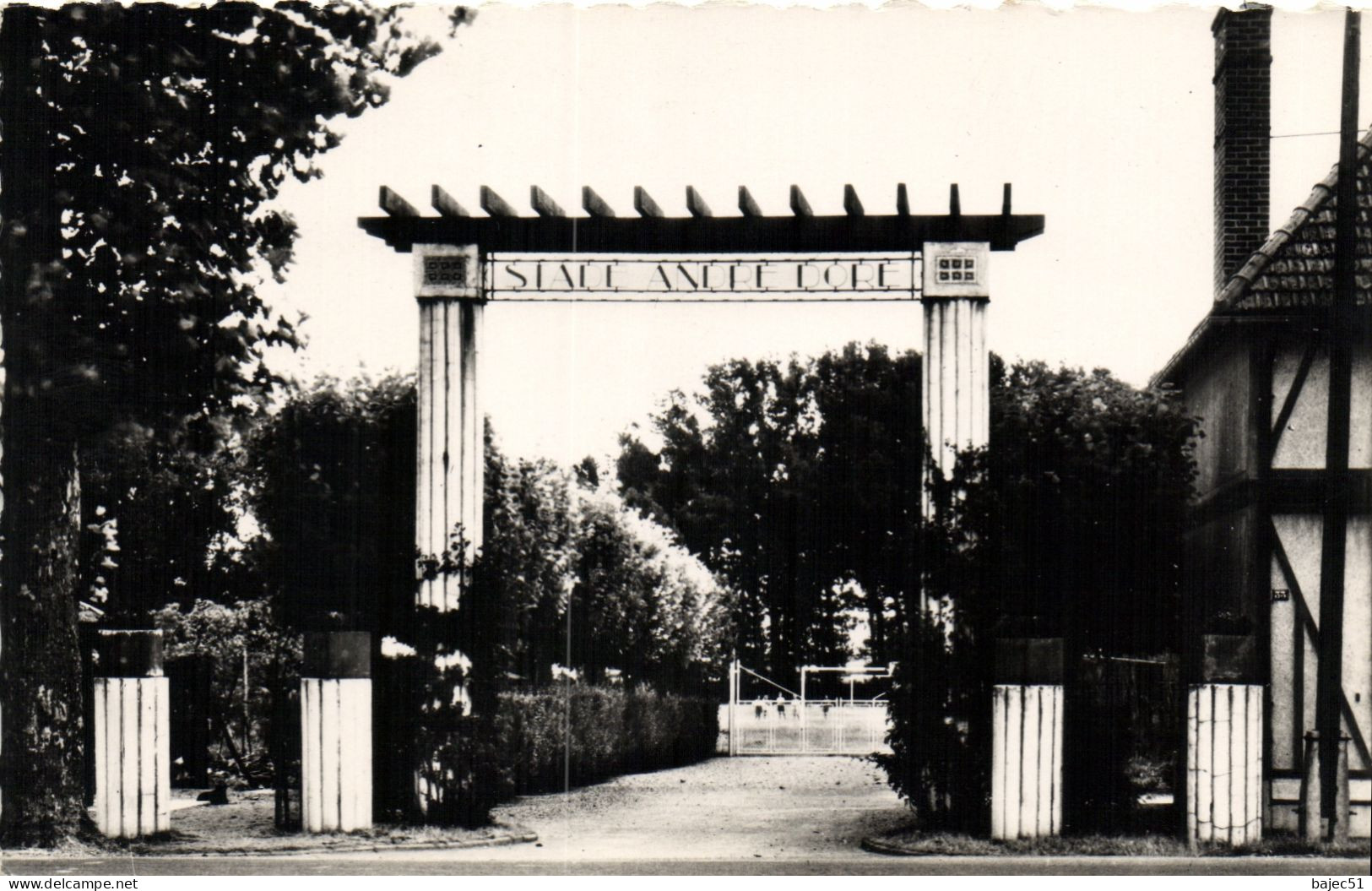 Fontaines Les Grès - Oeuvres Sociales De La Maison Doré Doré - Entrée Du Stade - Autres & Non Classés