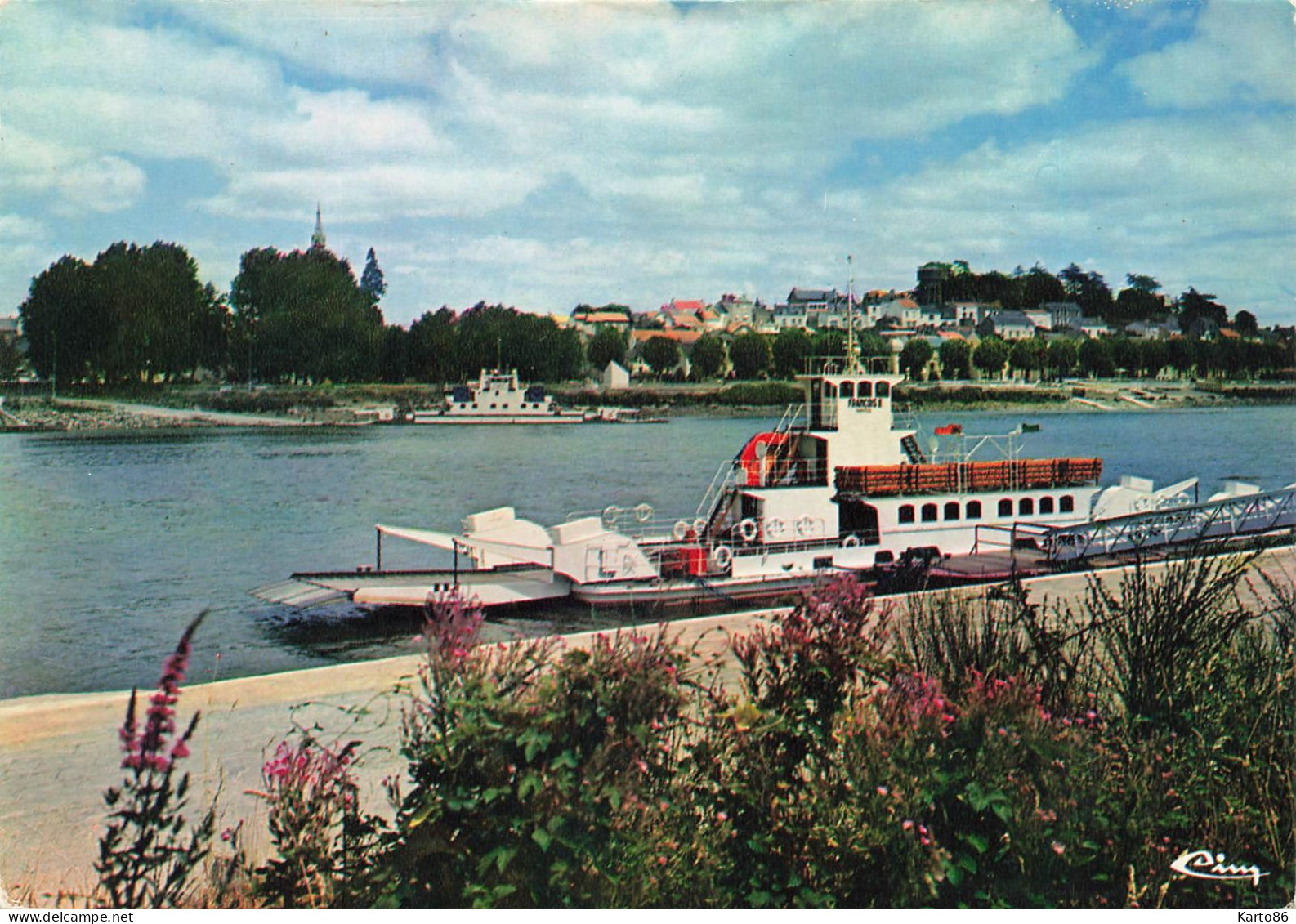 La Montagne * Les Bateaux Bacs Assurant Le Passage Sur La Loire Entre Basse Indre Et Indret - La Montagne