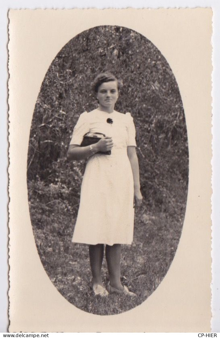 CARTE-PHOTO - PORTRAIT -  FEMMES EN ROBE BLANCHE ET SON SAC A MAIN - Women