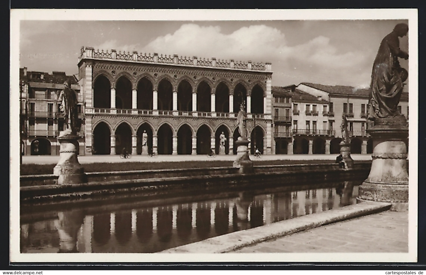 Cartolina Padova, Piazza Vitt. Em. II, Loggia Amalea  - Padova (Padua)