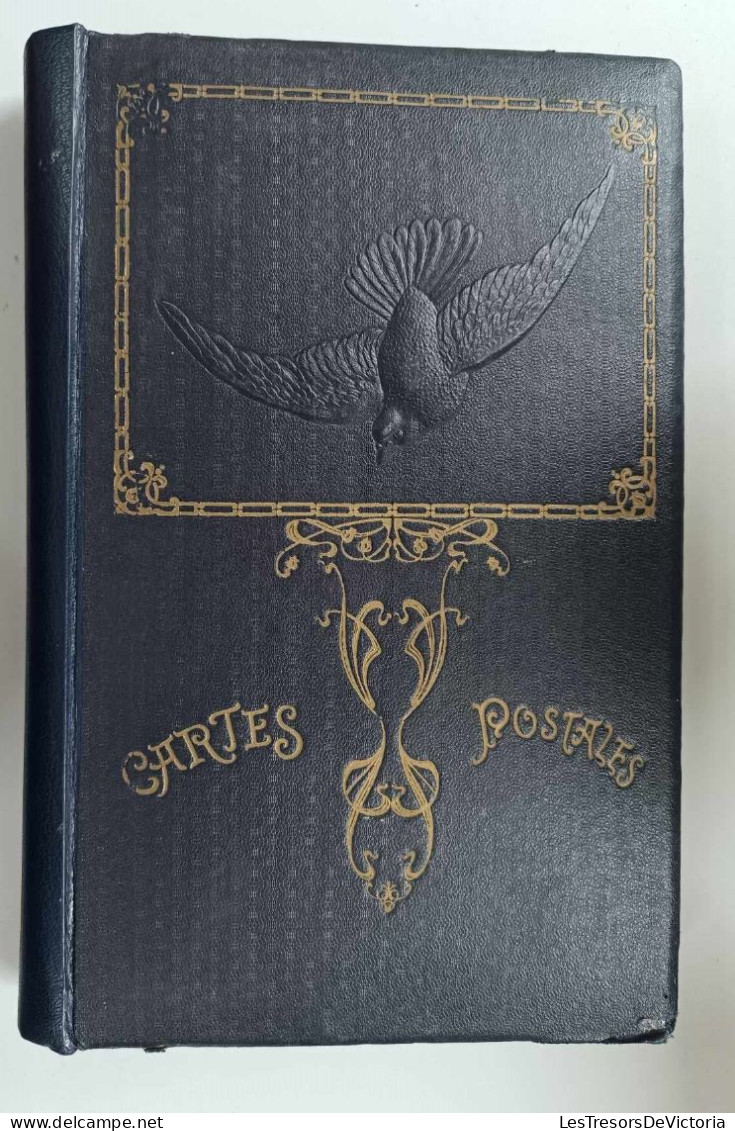 Album Pour Cartes Postales Anciennes - Couverture Imitation Cuir Décoration Oiseau Et Dorures En Relief - Dim:38/26/5cm - Albums, Reliures & Feuilles