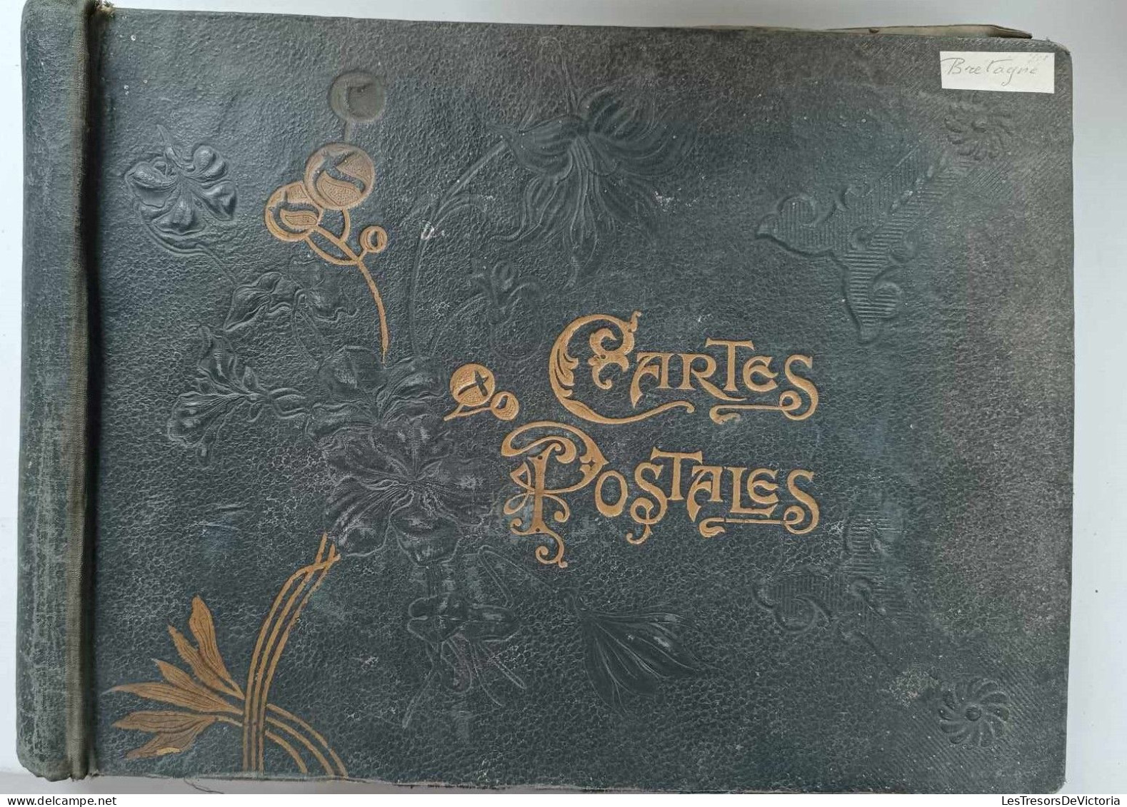 Album Pour Cartes Postales Anciennes - Couverture Imitation Cuir Décoration Fleurs Et Dorures En Relief - Dim:38/29/5cm - Album, Raccoglitori & Fogli