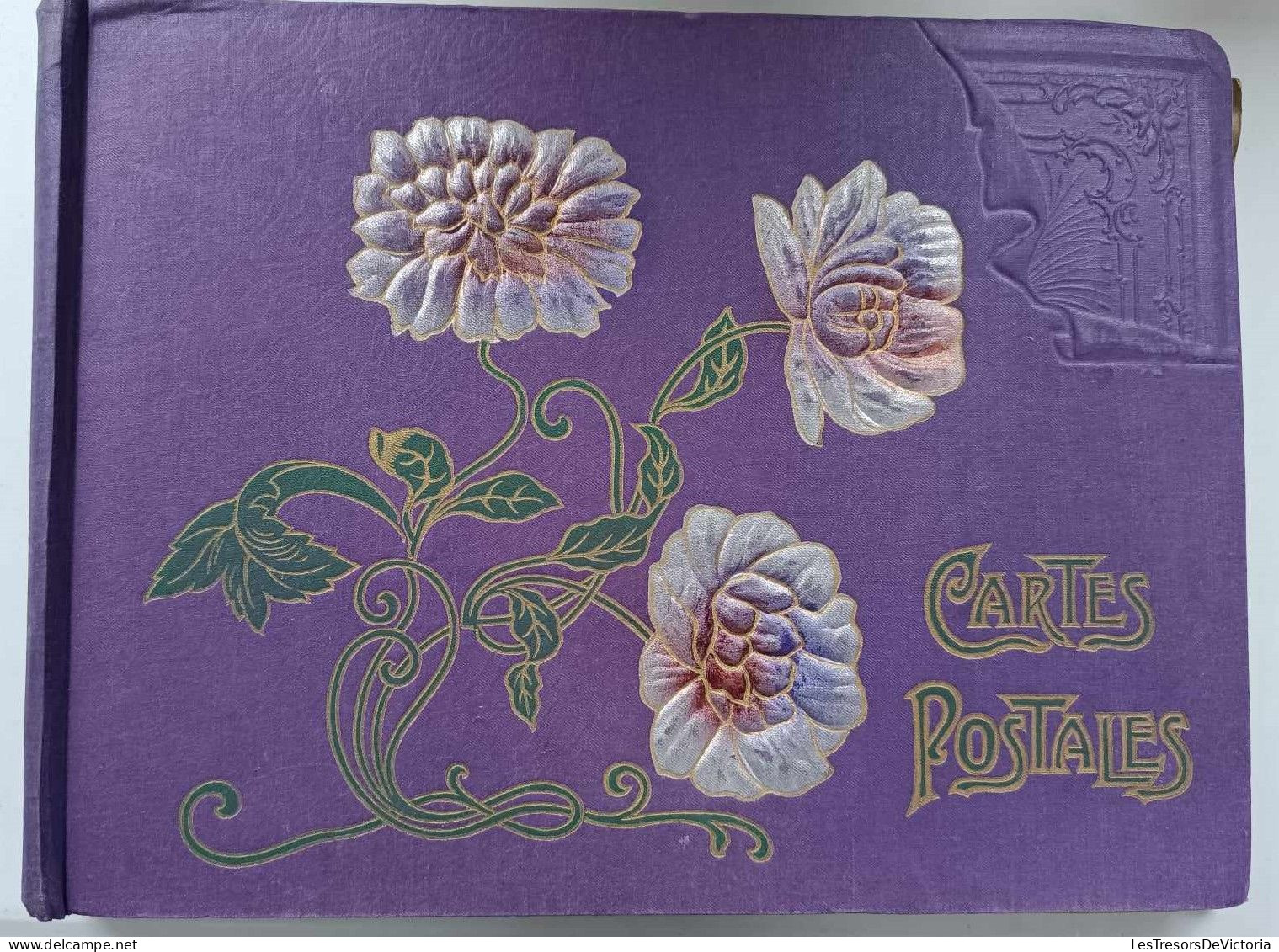 Album Pour Cartes Postales Anciennes - Couverture Tissus Violet Et Fleurs En Relief - Dim:36/27/5cm - Albums, Binders & Pages