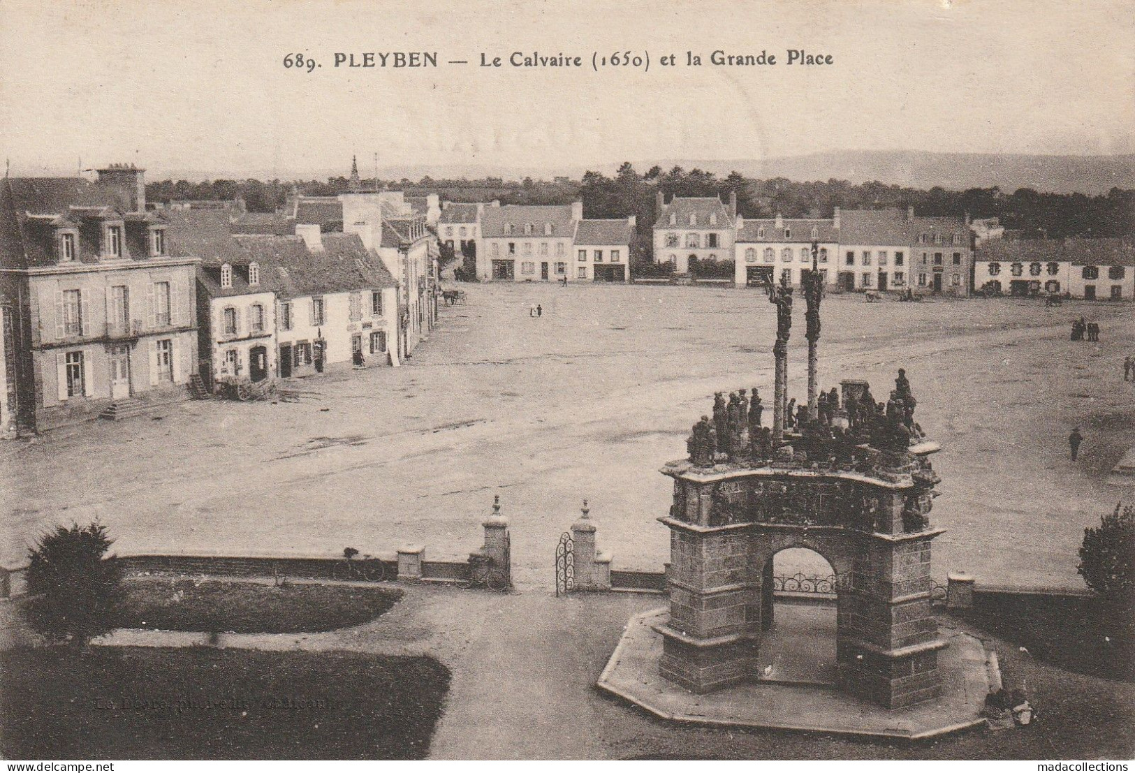 Pleyben   (29 - Finistère) Le Calvaire Et La Grande Place - Pleyben