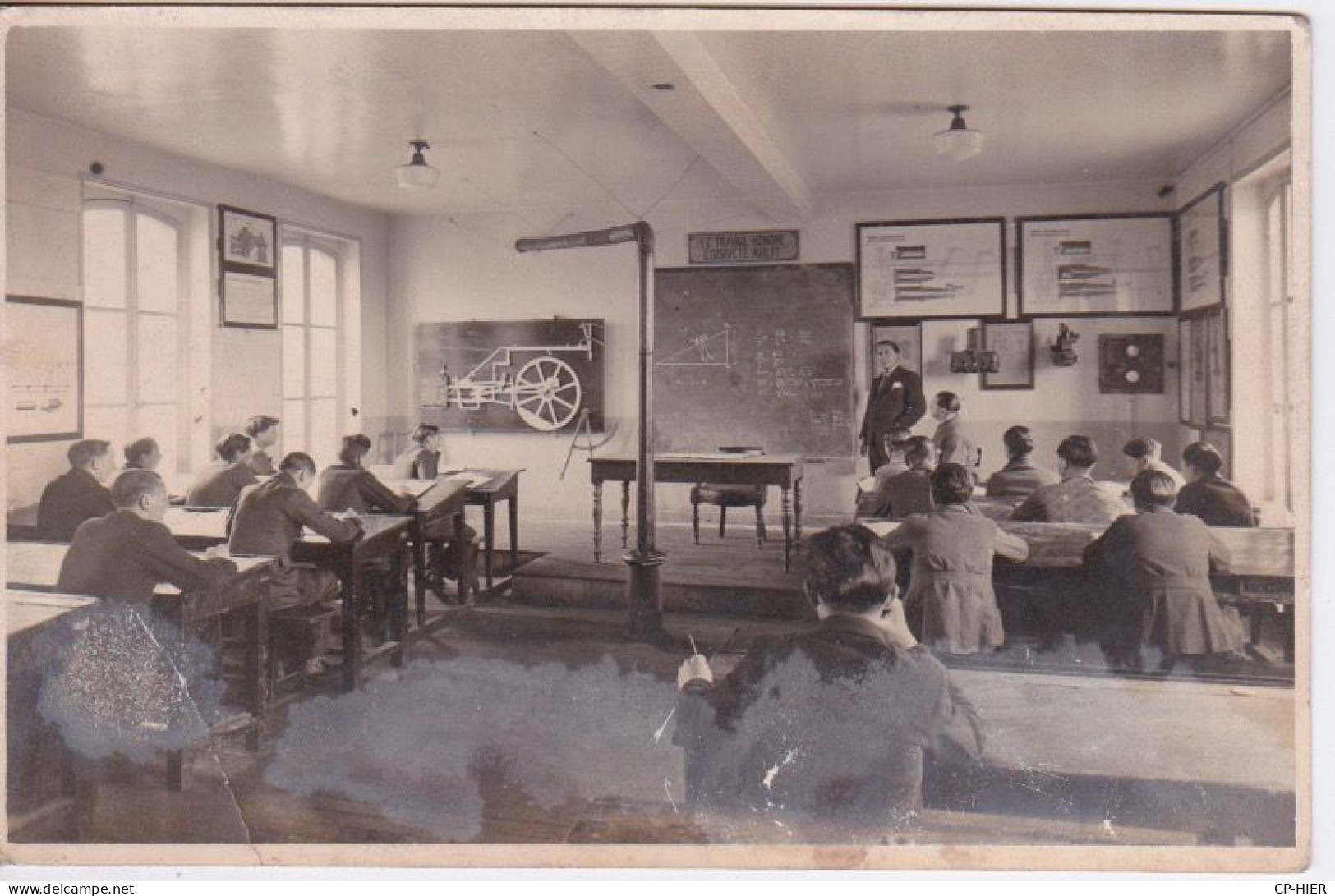 CARTE-PHOTO - CLASSE D'ECOLE - ELEVE - COURS MATHEMATIQUE  - TABLEAU LE TRAVAIL HONORE L'OISIVETE AVILIT - Schulen