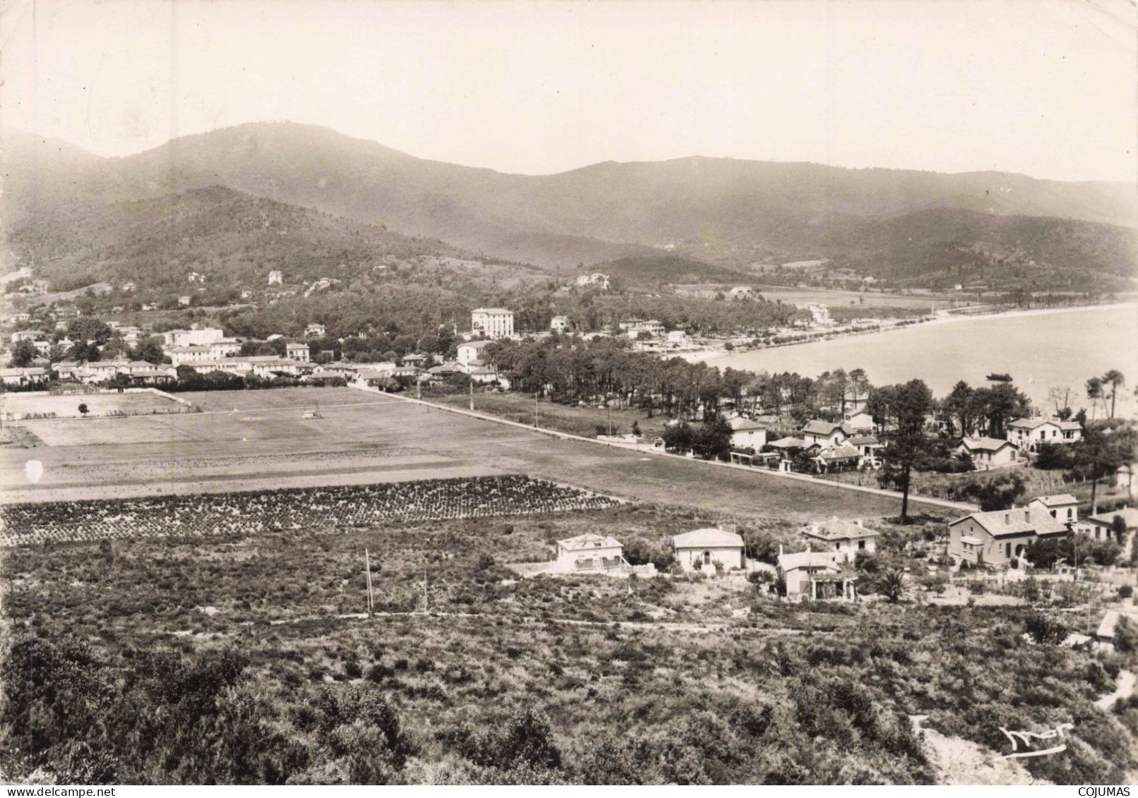 83 - CAVALAIRE SUR MER _S28029_ Vue Générale - BUREAU - CPSM 15x10 Cm - Cavalaire-sur-Mer