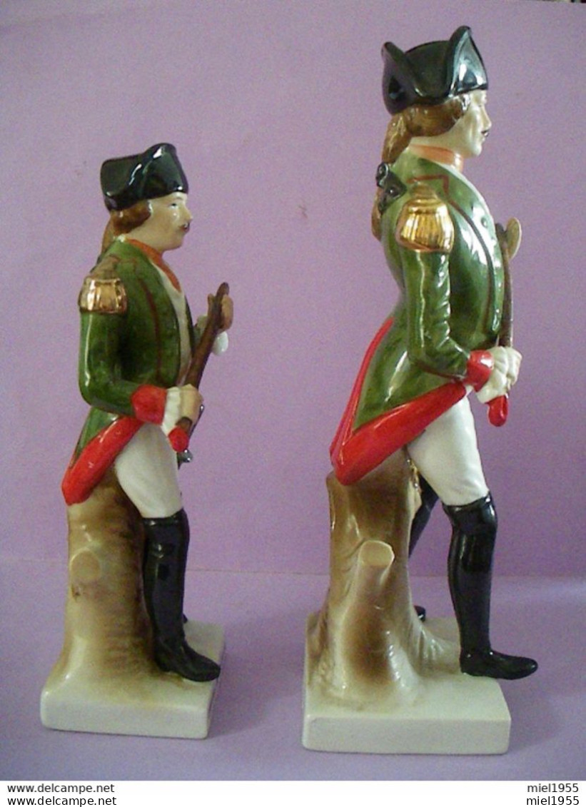 Lot 2 Statuettes En Porcelaine (18 & 21,5 Cm) Soldat De L'armée De NAPOLEON (6 Photos) Voir Description - Autres & Non Classés