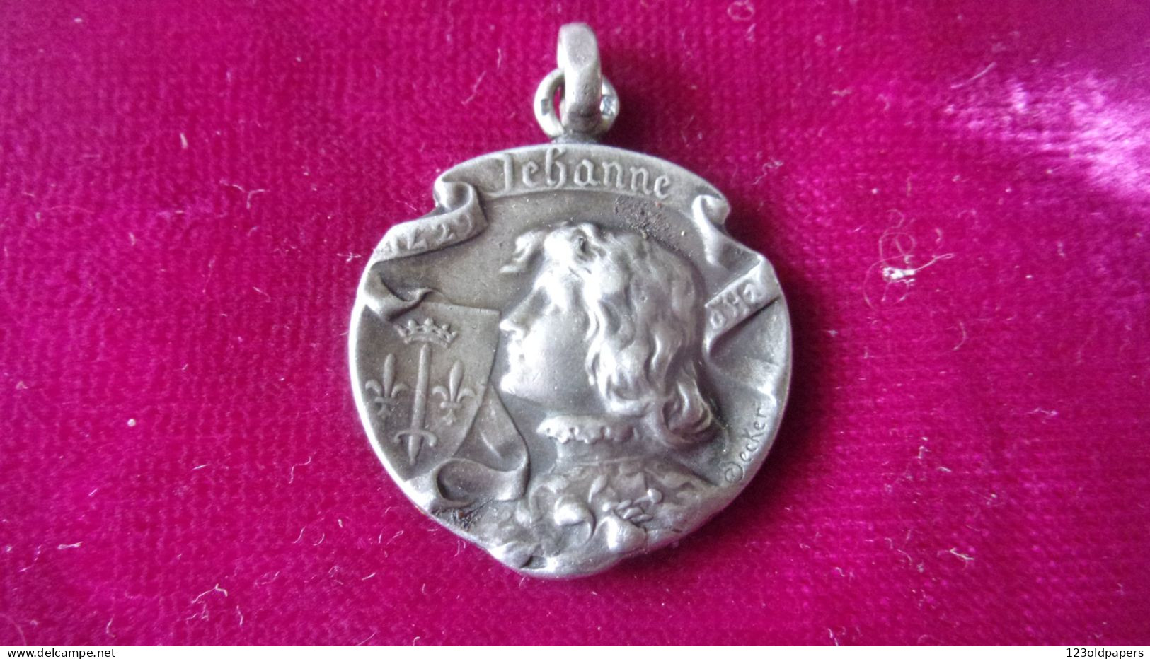 ANCIENNE  MEDAILLE JEANNE D ARC BANNIERE FLEUR DE LYS PAR DECKER JEHANNE - Royaux / De Noblesse