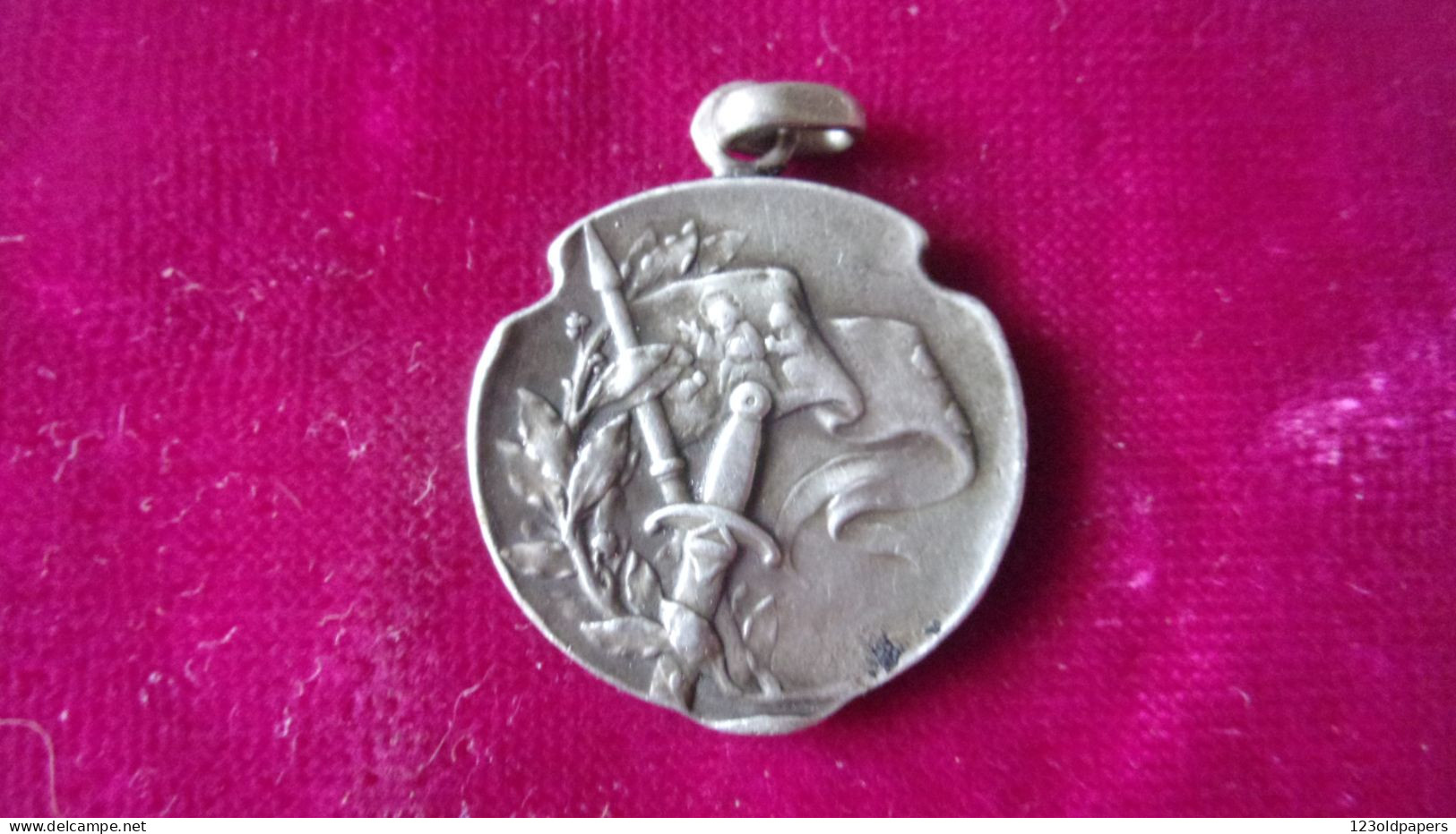 ANCIENNE  MEDAILLE JEANNE D ARC BANNIERE FLEUR DE LYS PAR DECKER JEHANNE - Royaux / De Noblesse