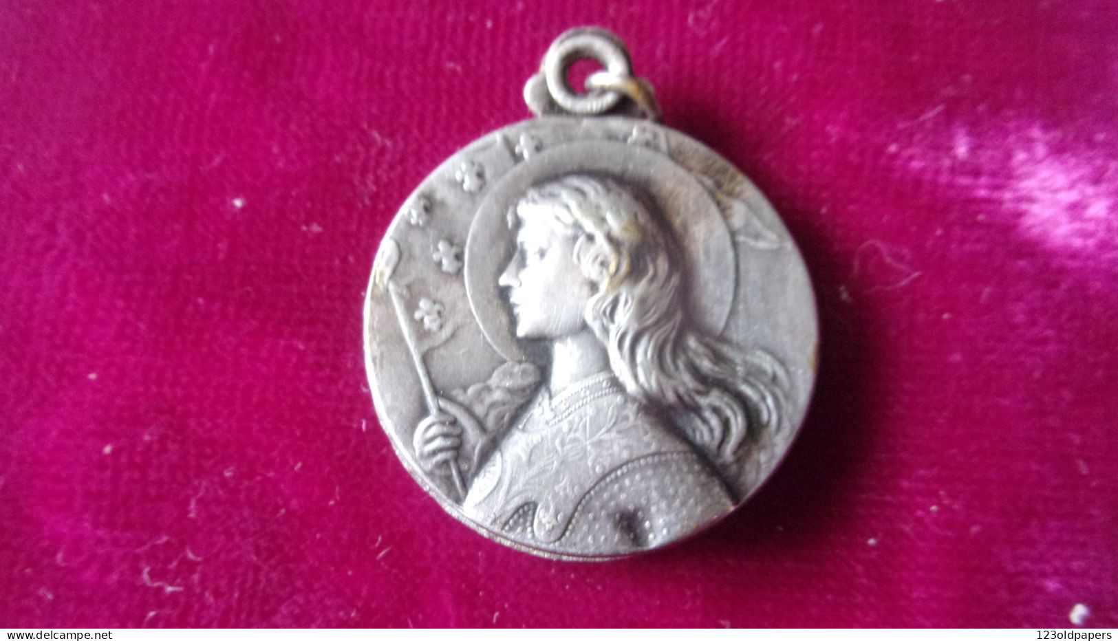 ANCIENNE  MEDAILLE PORTE PHOTO JEANNE D ARC BANNIERE FLEUR DE LYS - Royaux / De Noblesse