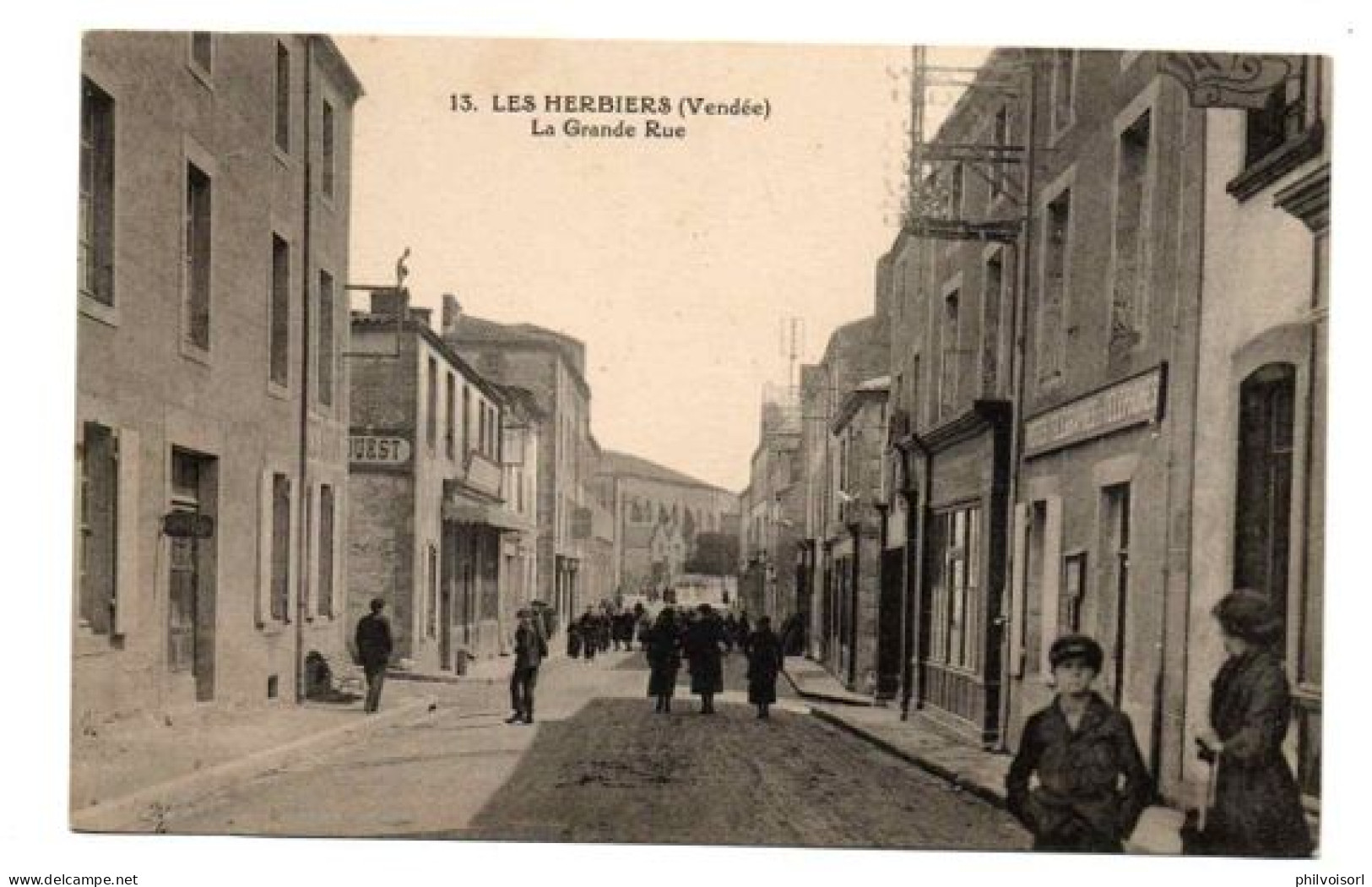 LES HERBIERS LA GRANDE RUE COMMERCES TRES ANIMEE - Les Herbiers