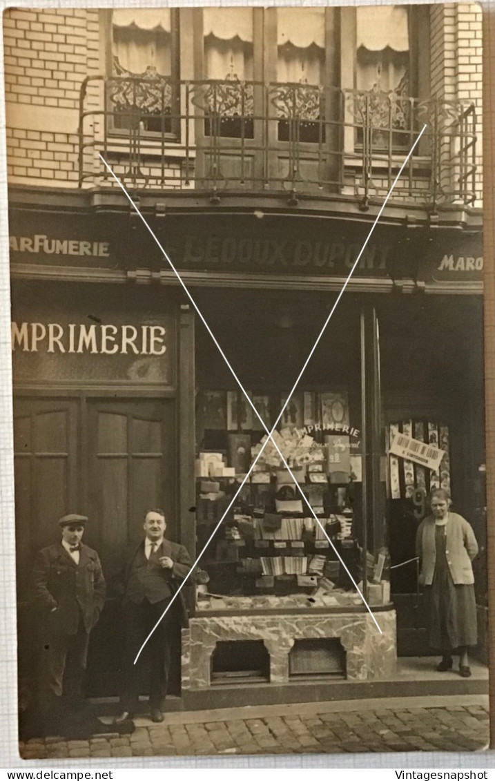Imprimerie Parfumerie Maroquinerie Ledoux Dupont Portraits Des Commerçants Devant La Vitrine. 1 Carte Photo Vers 1920 - Geschäfte