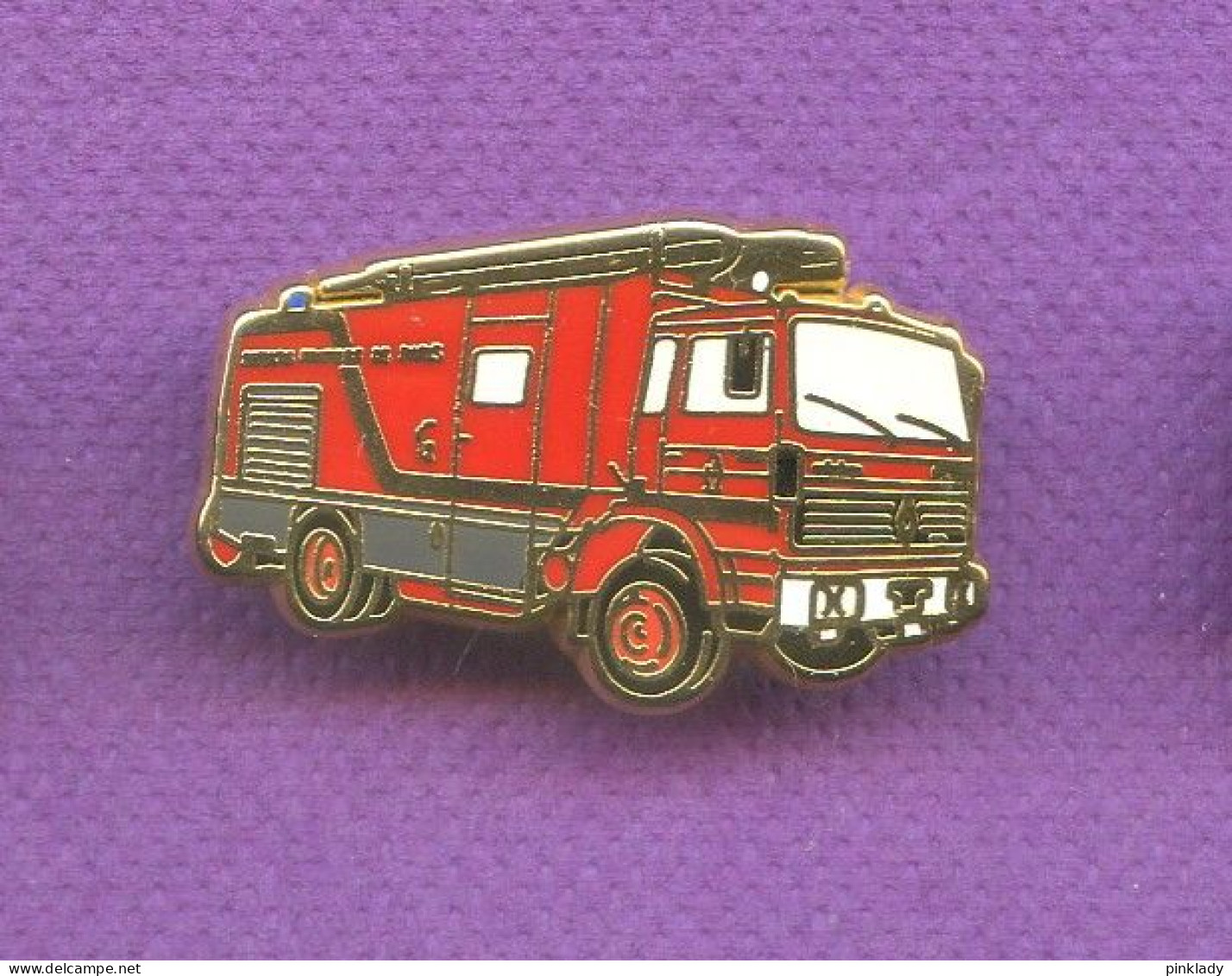 Superbe Pins Camion Pompier Renault Zamac Amc Q972 - Bomberos