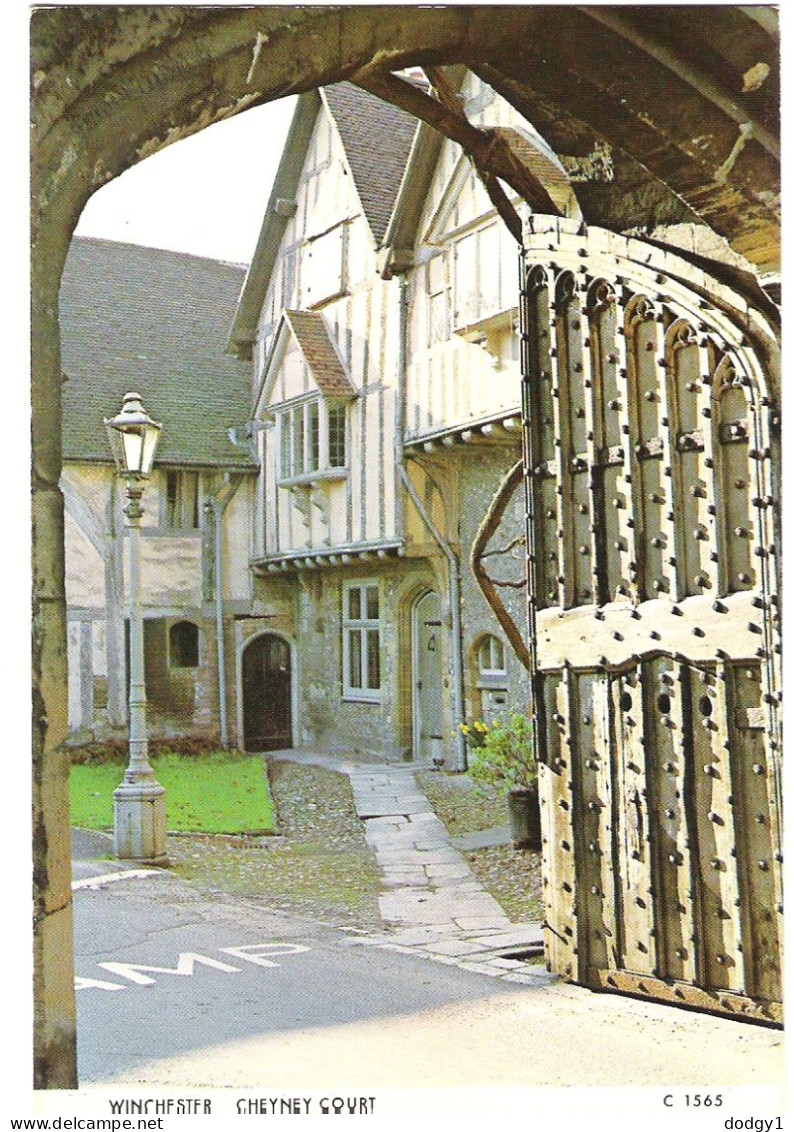 CHEYNEY GATE, CHEYNEY COURT, WINCHESTER CATHEDRAL, HAMPSHIRE. UNUSED POSTCARD M7 - Winchester