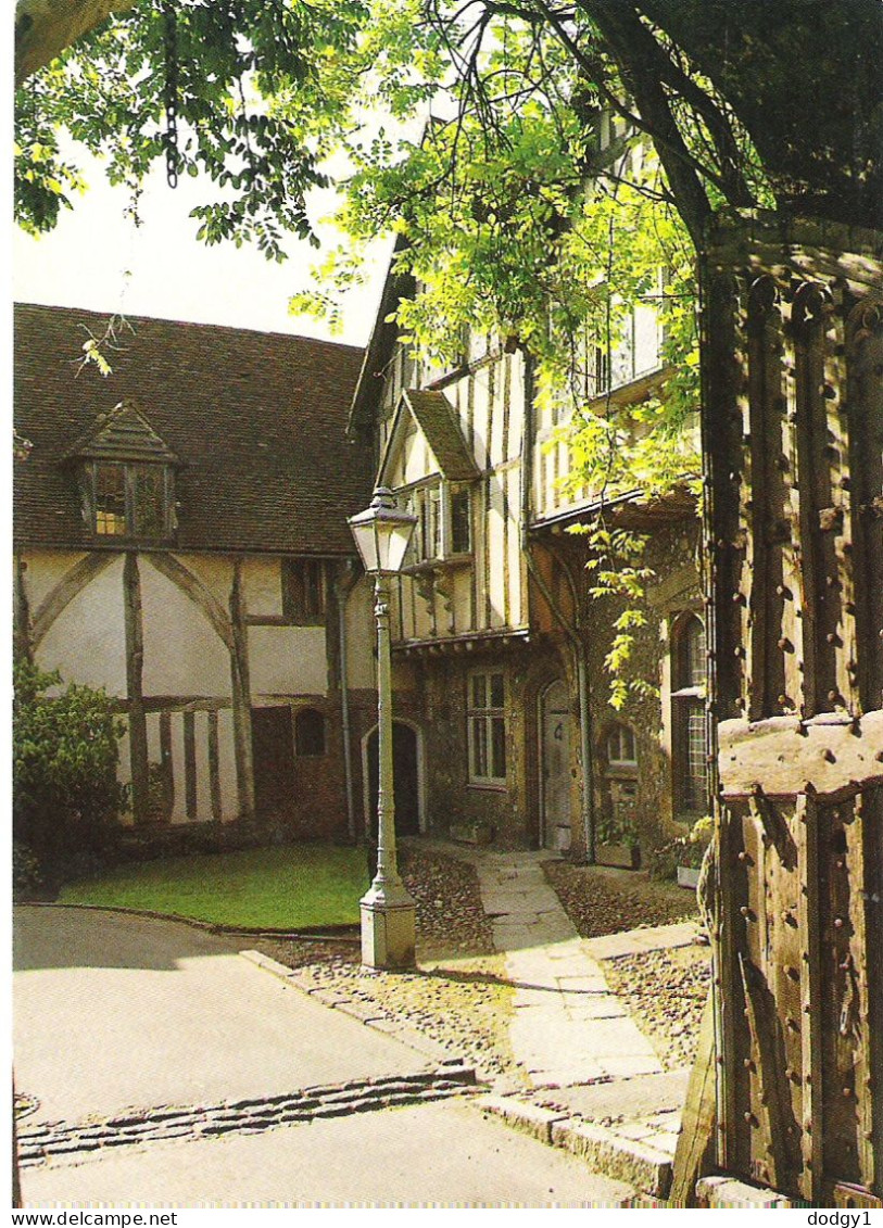 CHEYNEY GATE, WINCHESTER CATHEDRAL, HAMPSHIRE. USED POSTCARD M7 - Winchester
