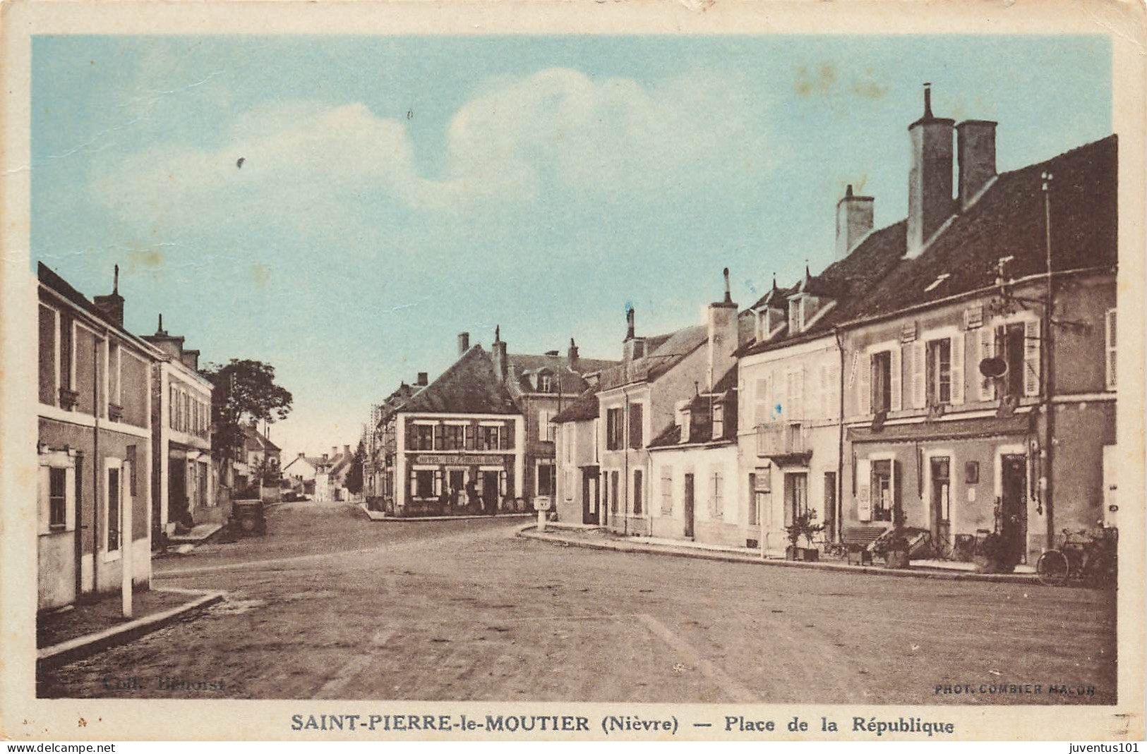 CPA Saint Pierre Le Moutier-Place De La République-RARE     L2846 - Saint Pierre Le Moutier