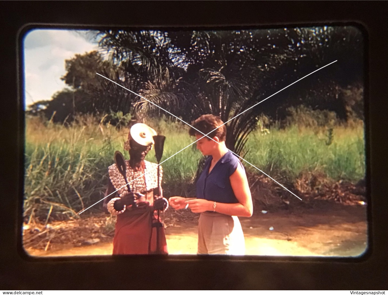 CONGO BELGE RDC Région INONGO Janine Et Un Vieux Chef Fument Cigarettes Slide Diapositive Kodachrome Fin 1950 Début 1960 - Diapositives (slides)