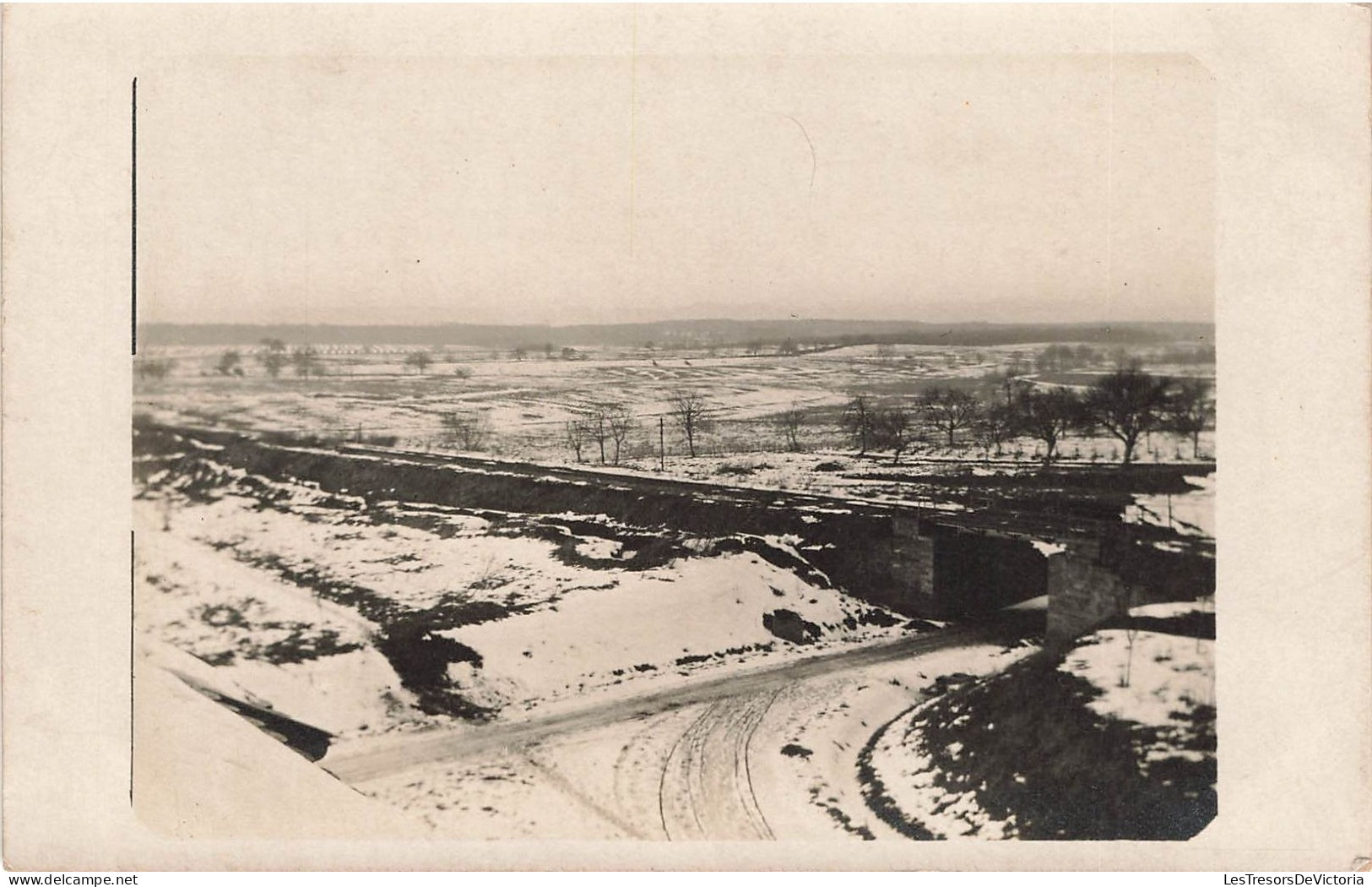 CARTE PHOTO - Une Route - Neige - Enneigé - Paysage - Pont - Vue D'ensemble -  Carte Postale Ancienne - Photographie