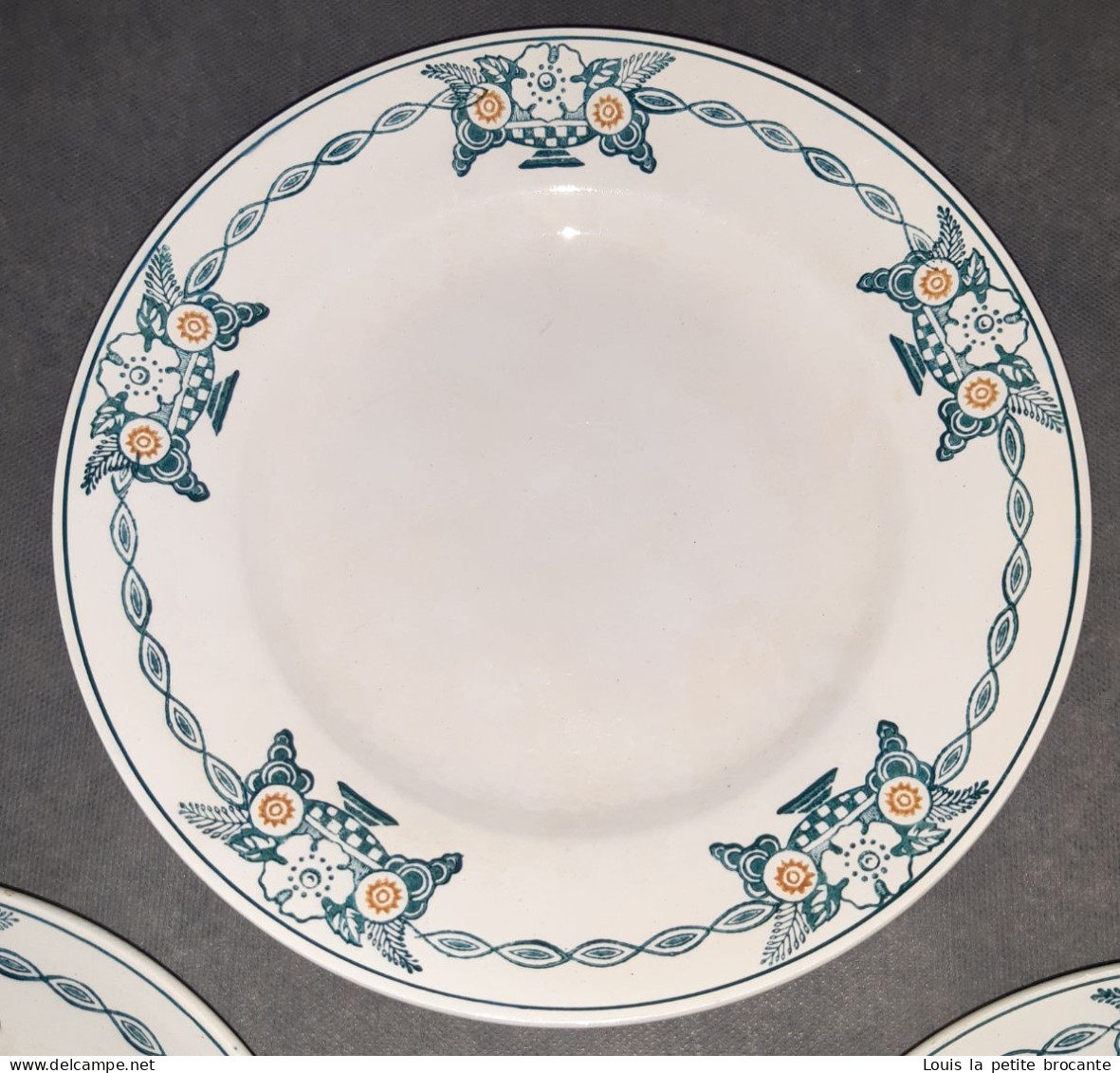 3 Assiettes Plates Des Grands établissements Céramiques De ST AMAND, Modèle 6525,  Série 26,  Diamètre 22,5cm. - Teller