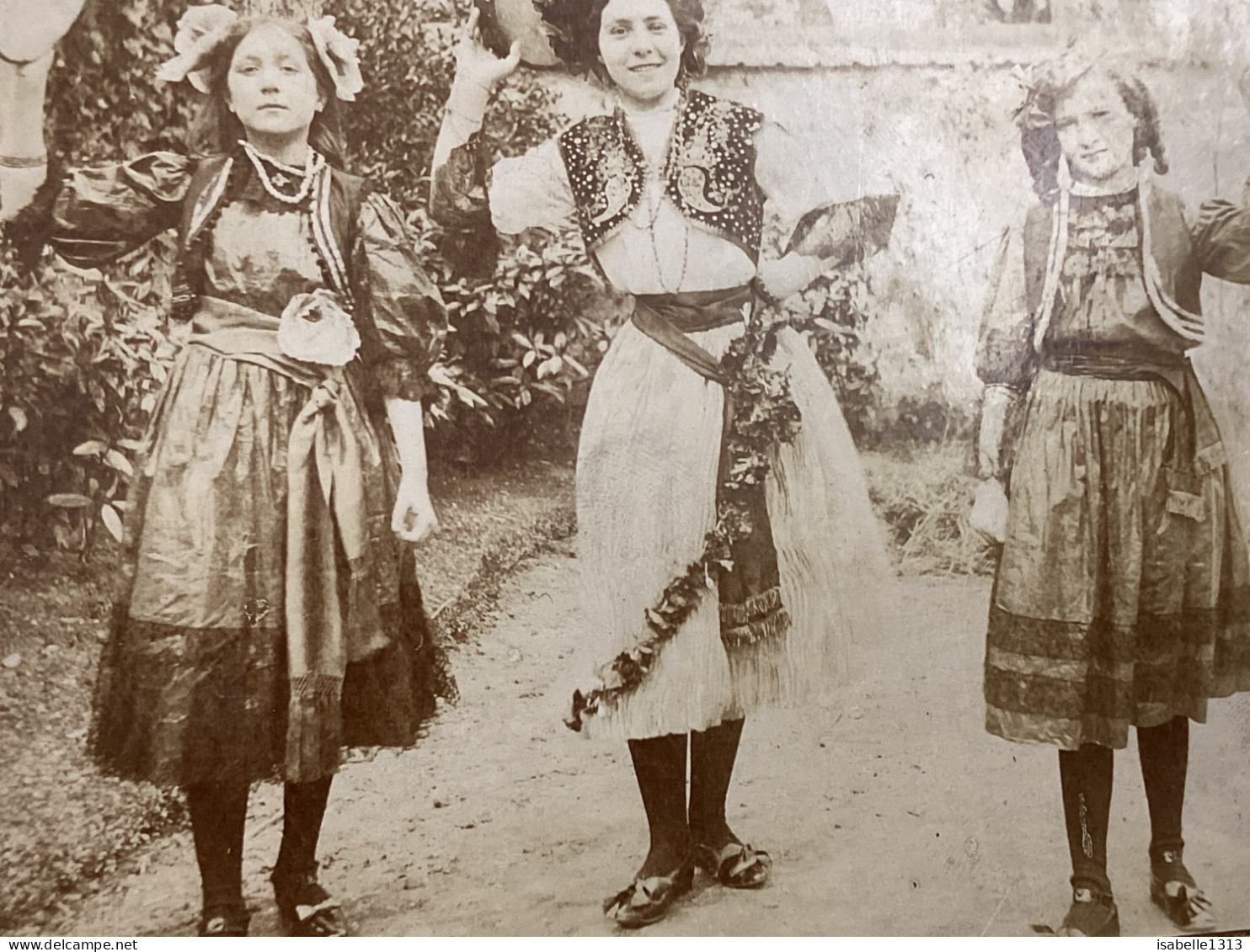 Photo Snapshot 1930 Jeune Fille En Habit Traditionnel Femme En Train De Défiler Sur Un Chemin Main Sur La Tête, Chapeau - Persone Anonimi