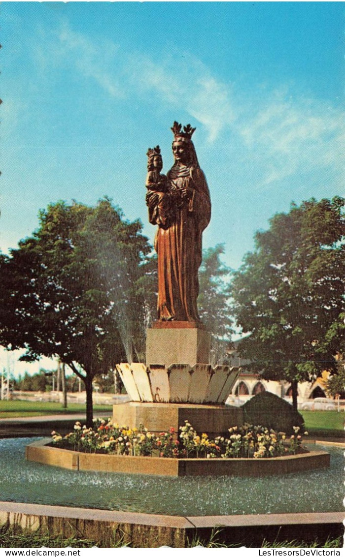 CANADA - Quebec - Sainte Anne De Beaupré - Statue Dans Le Parterre - Carte Postale - Ste. Anne De Beaupré