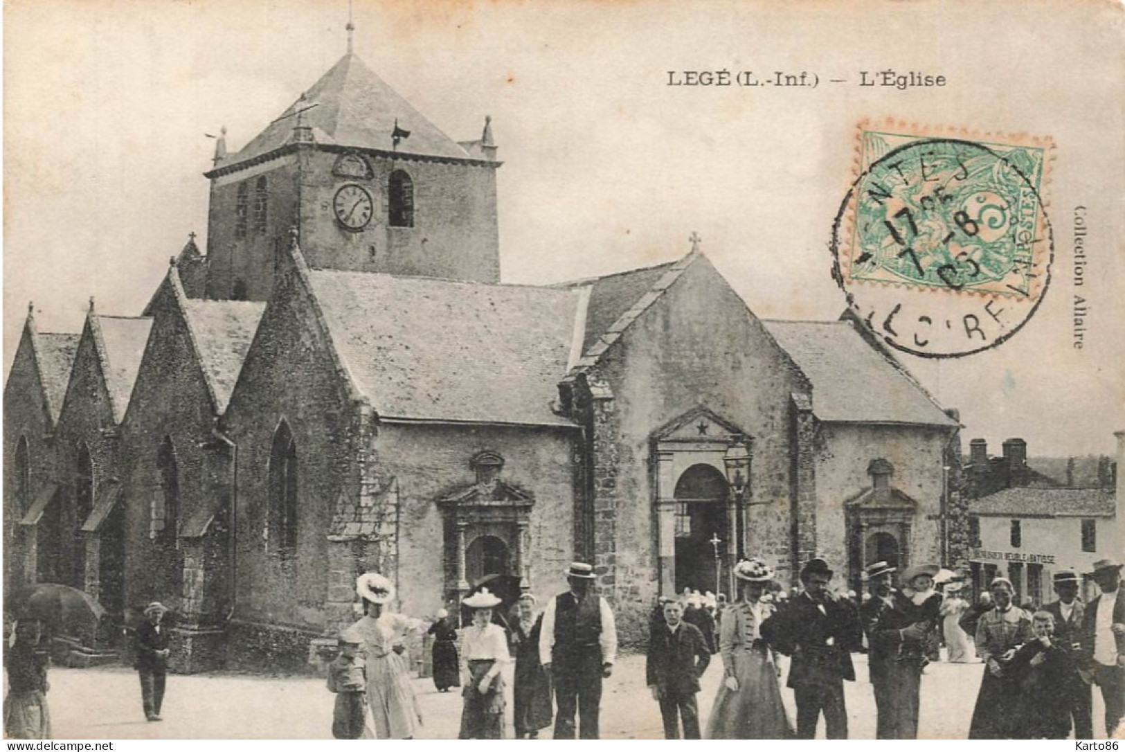 Legé * La Place De L'église Du Village * Sortie De Messe - Legé
