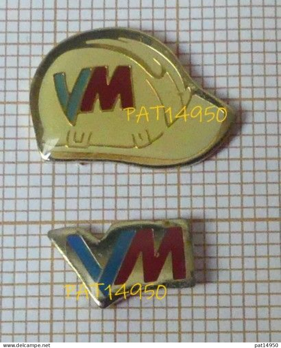 PAT14950 VM  VENDEE MATERIAUX   CASQUE De CHANTIER  +  LOGO    Lot De 2 Pin's - Marche